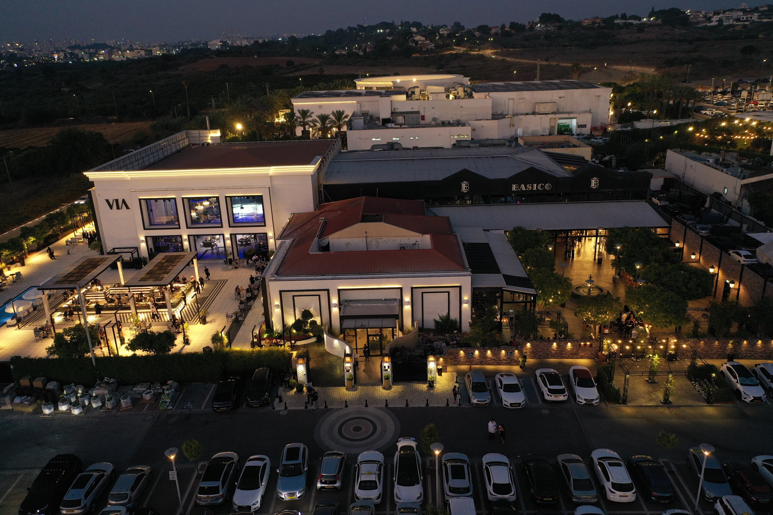 VIA / BASICO. Wedding and events photographers Studio Shalom