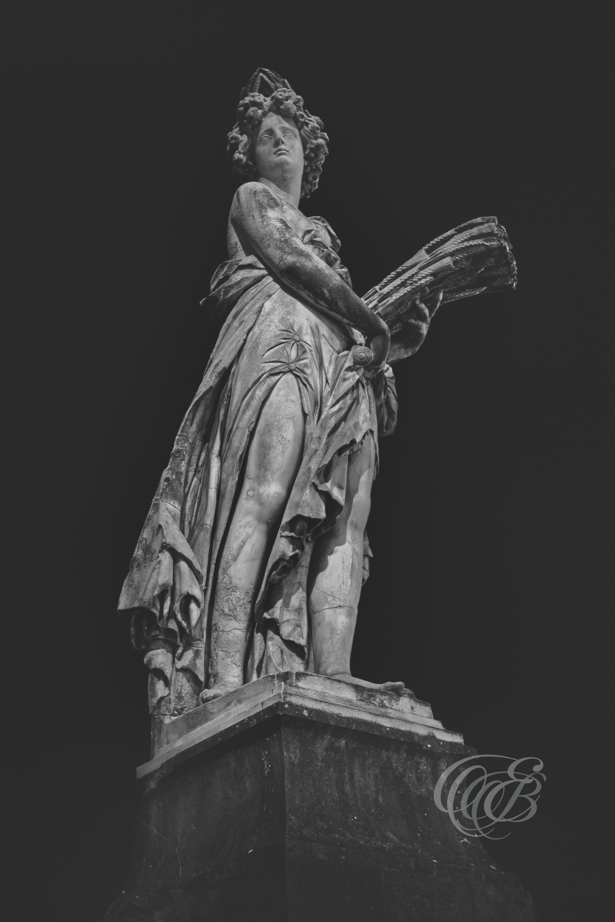 Florence Italy - Statue of Summer on Ponte Santa Trinita - B&W - Eduardo Bartoli Fine Art Photography - Black-and-white photograph of the Statue of Summer on Ponte Santa Trinita in Florence, Italy – fine art photography by Eduardo Bartoli.