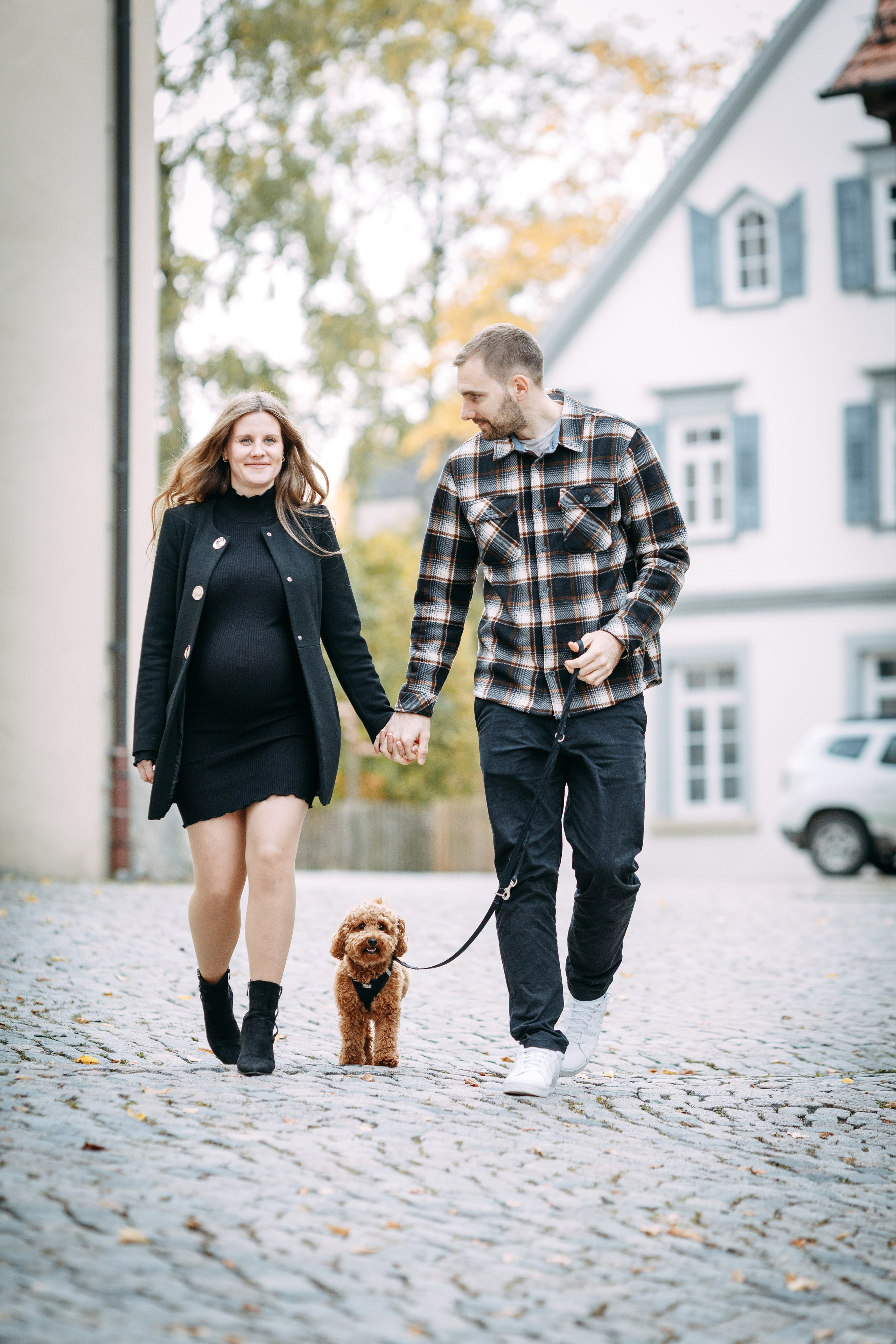 Babybauch-Shooting in Münsingen mit Hund 🐾. Professionele fotografin in Münsingen Olesia Wegele