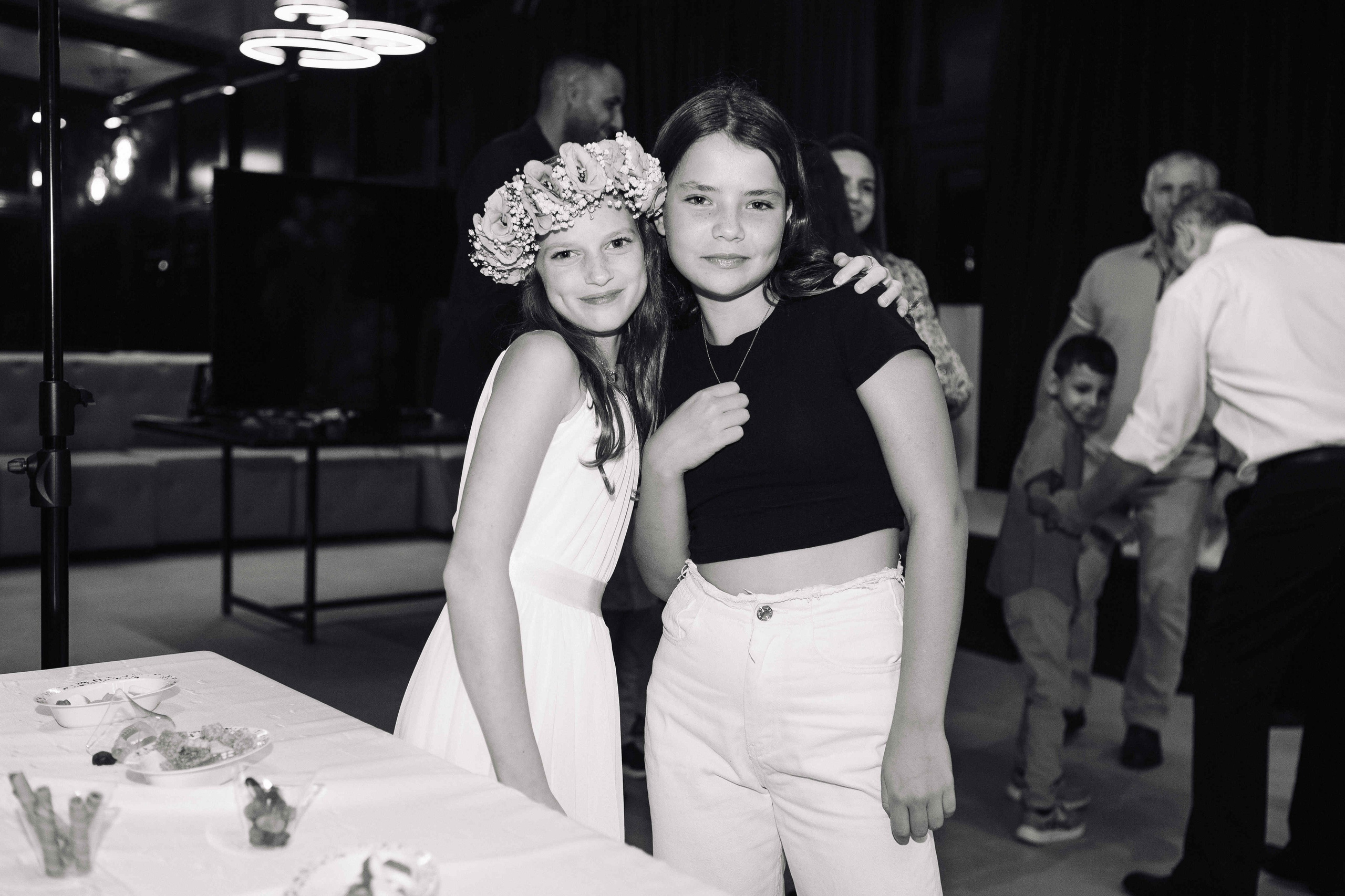 PARTY WITH FRIENDS. Https://shi-photo.com/