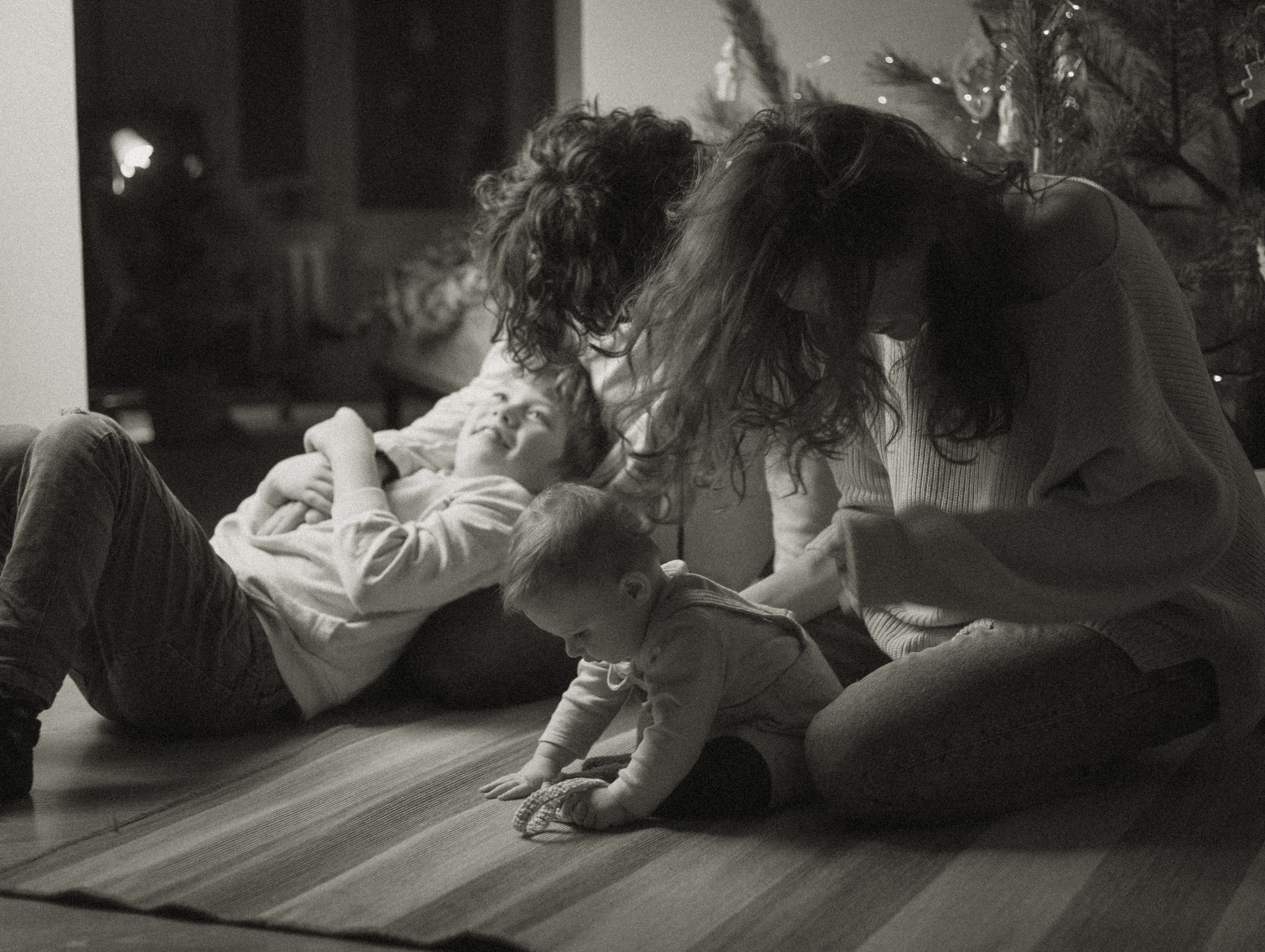 Séance photo de famille pour Noël. Histoires d’amour, séances photos de famille et de mariage en France