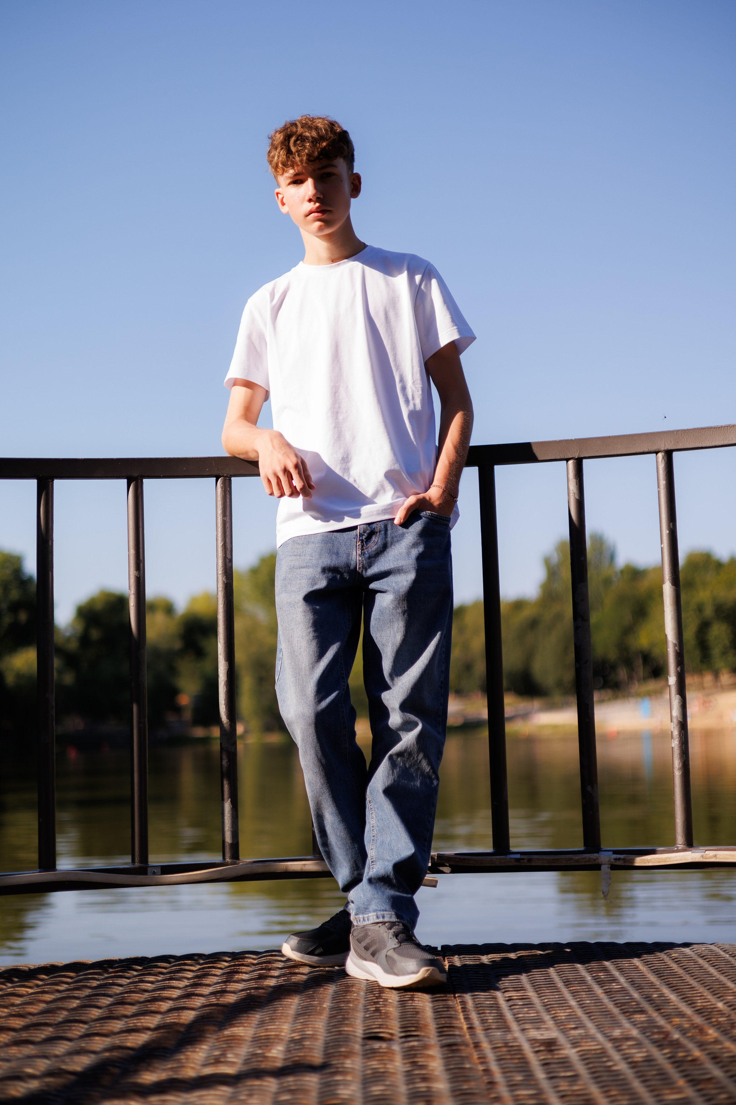 Фото у водоема. Мужские позы для фото в парке.