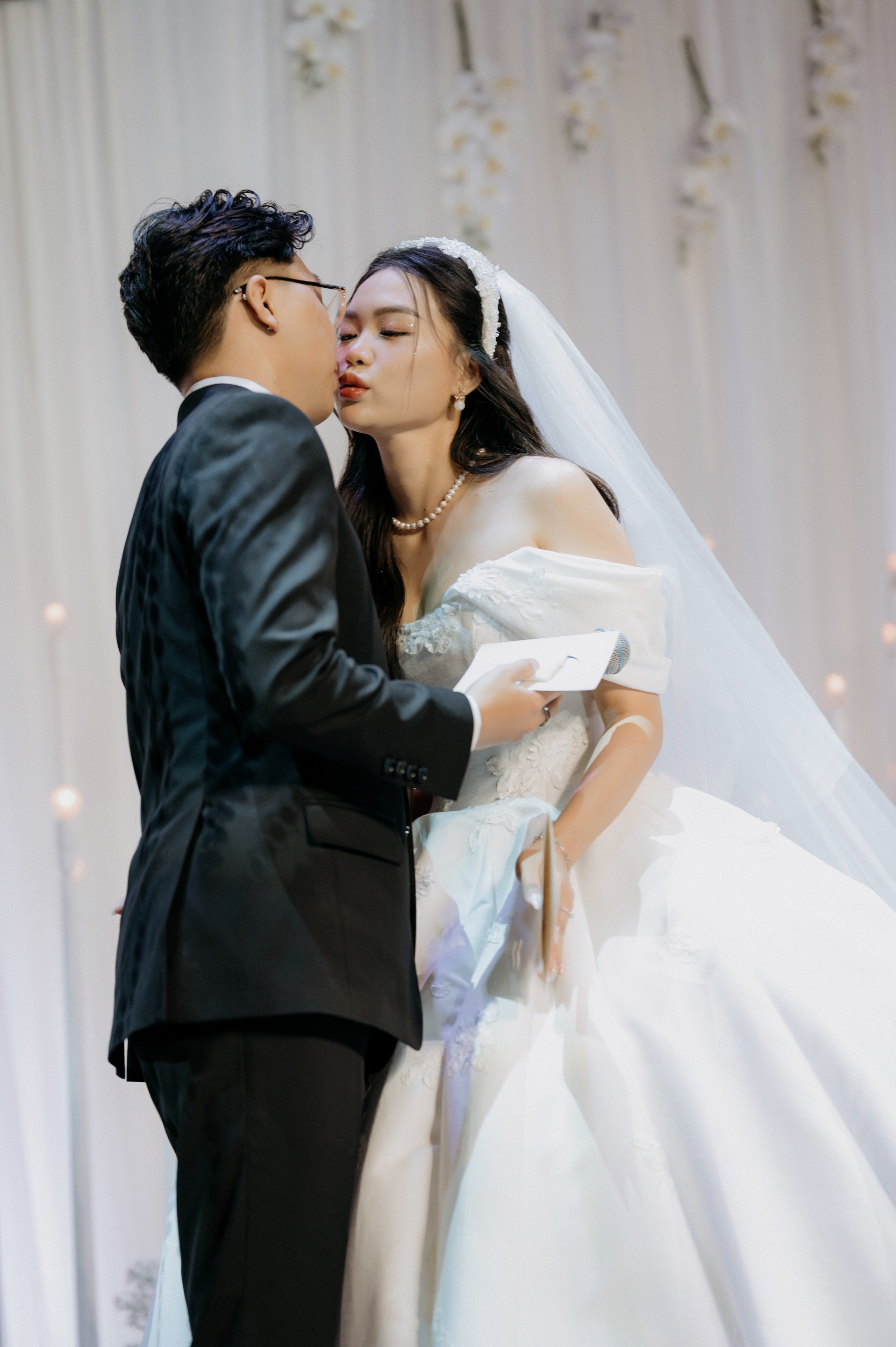 DAT & TU / Wedding Party. Saigon Wedding Present | Art Beyond Moments
