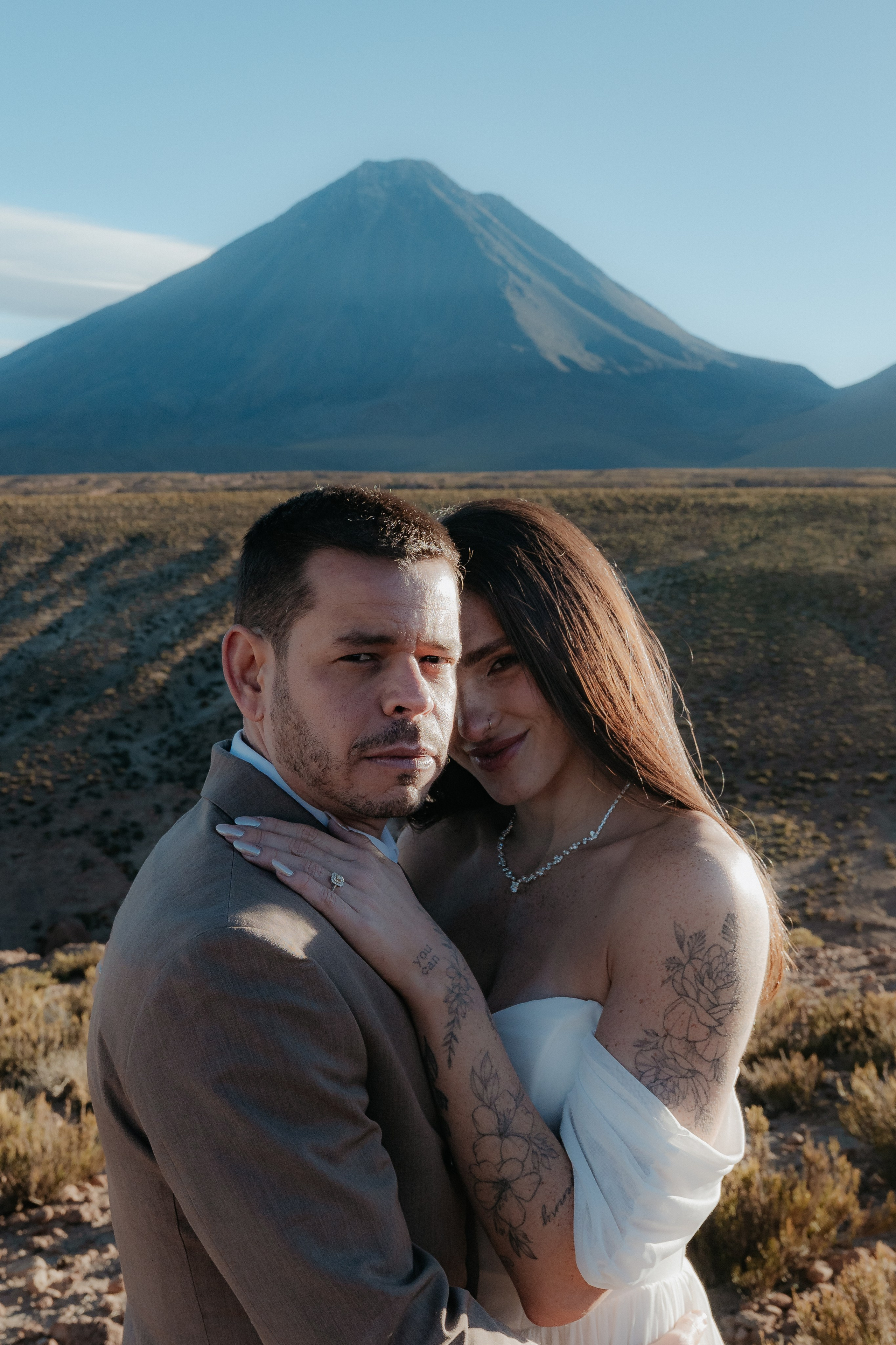 Pre-wedding no mirante do vulcão Licancabur. Photographer in San Pedro de Atacama