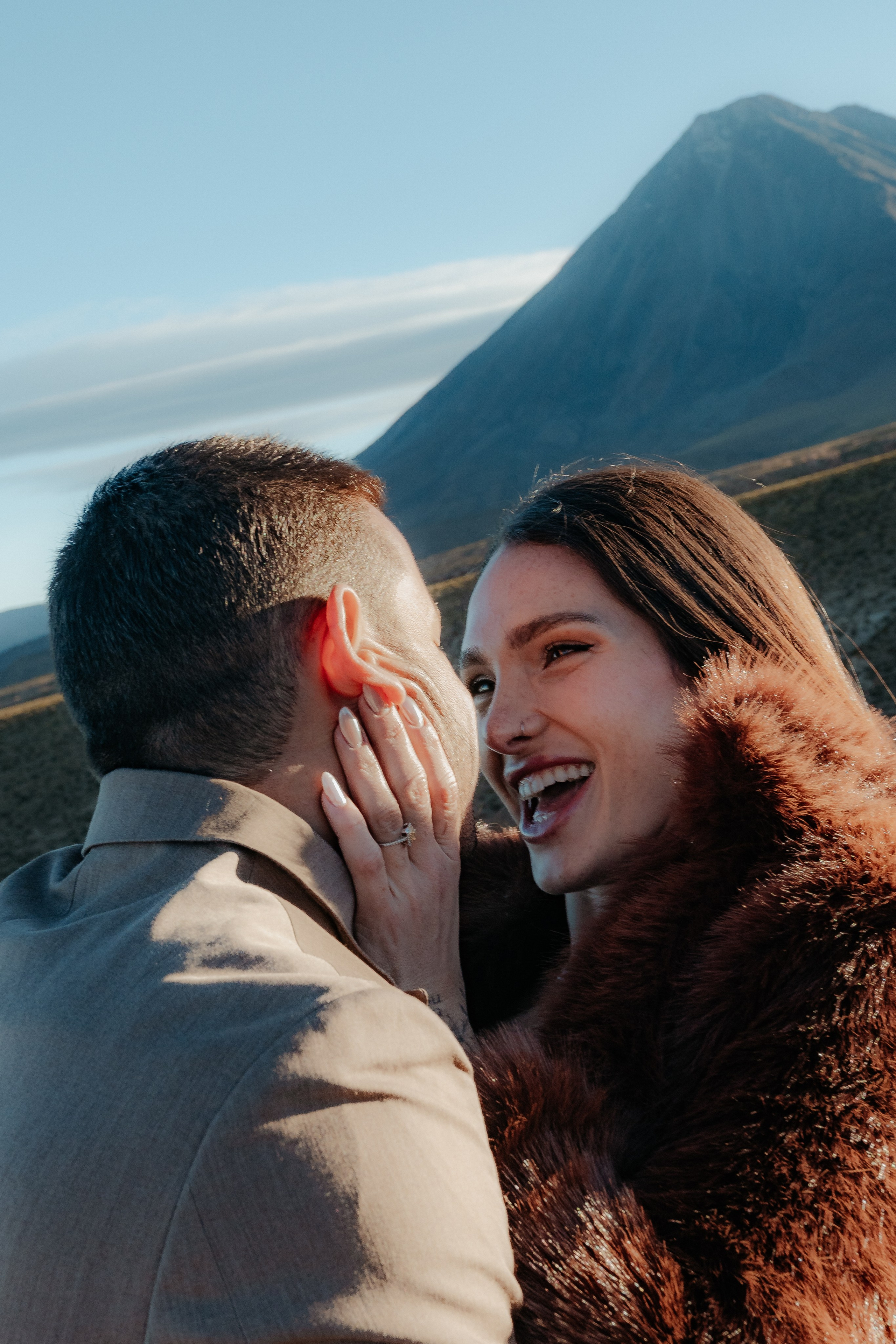 Pre-wedding no mirante do vulcão Licancabur. Photographer in San Pedro de Atacama