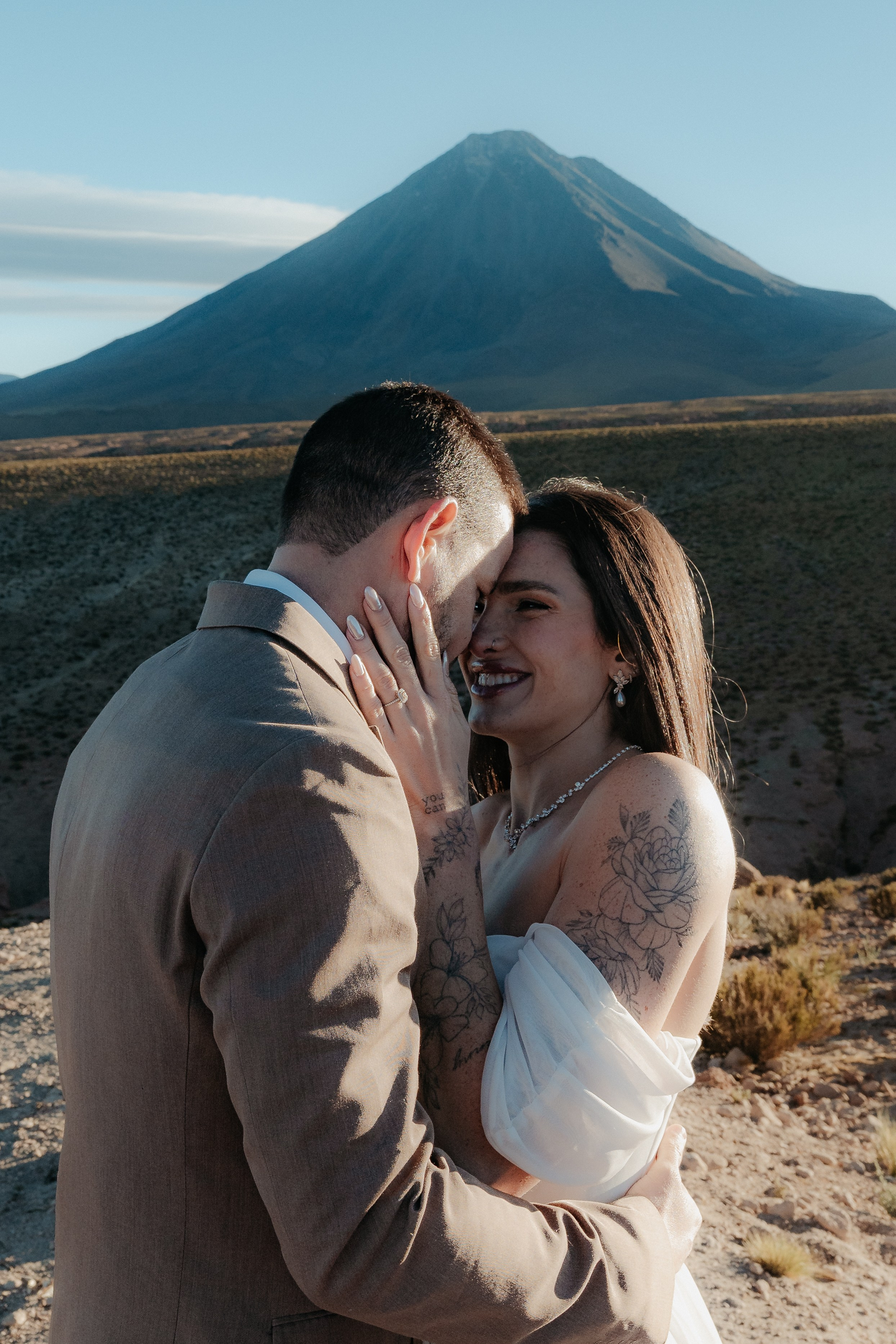 Pre-wedding no mirante do vulcão Licancabur. Photographer in San Pedro de Atacama