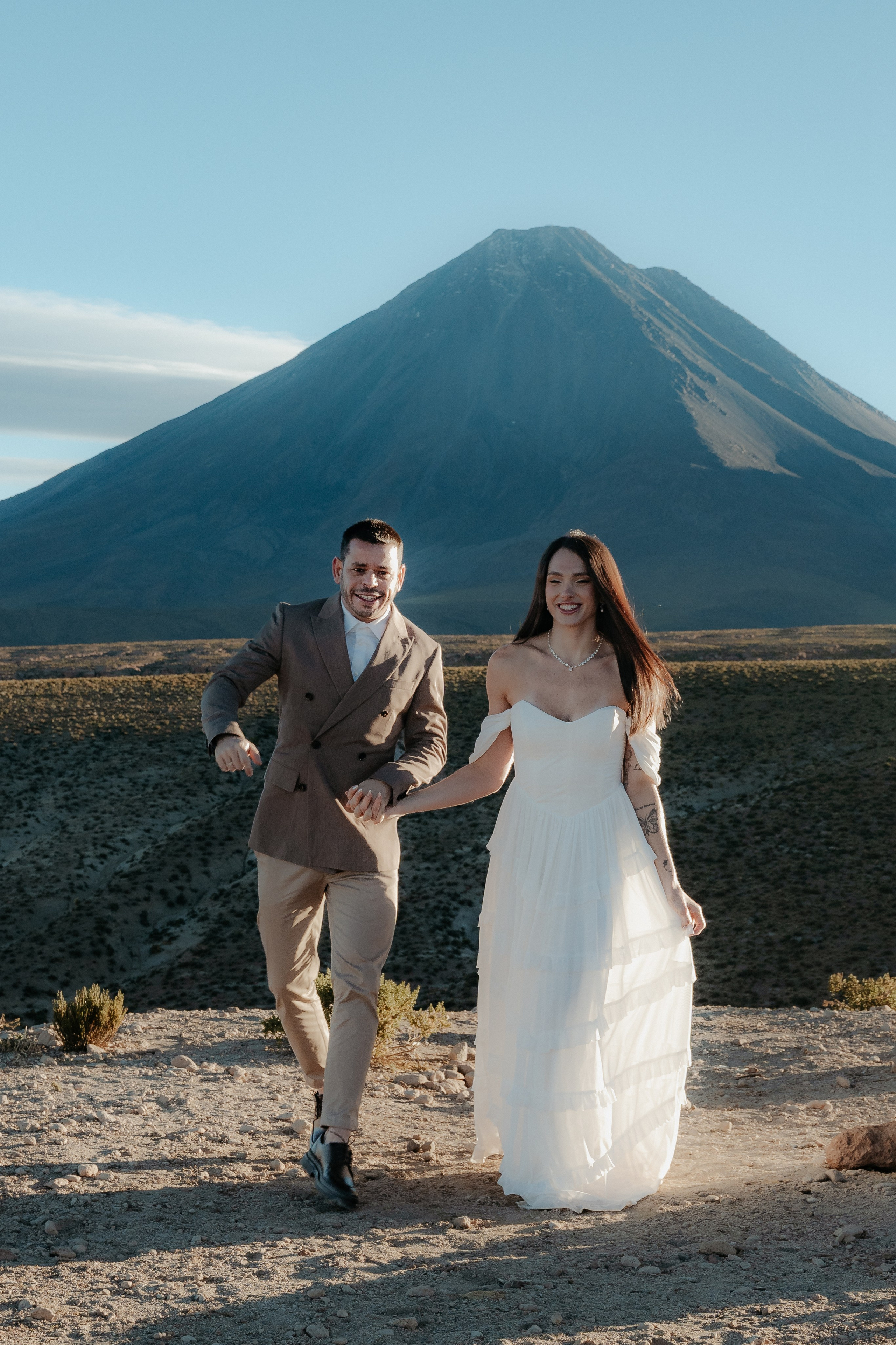 Pre-wedding no mirante do vulcão Licancabur. Photographer in San Pedro de Atacama