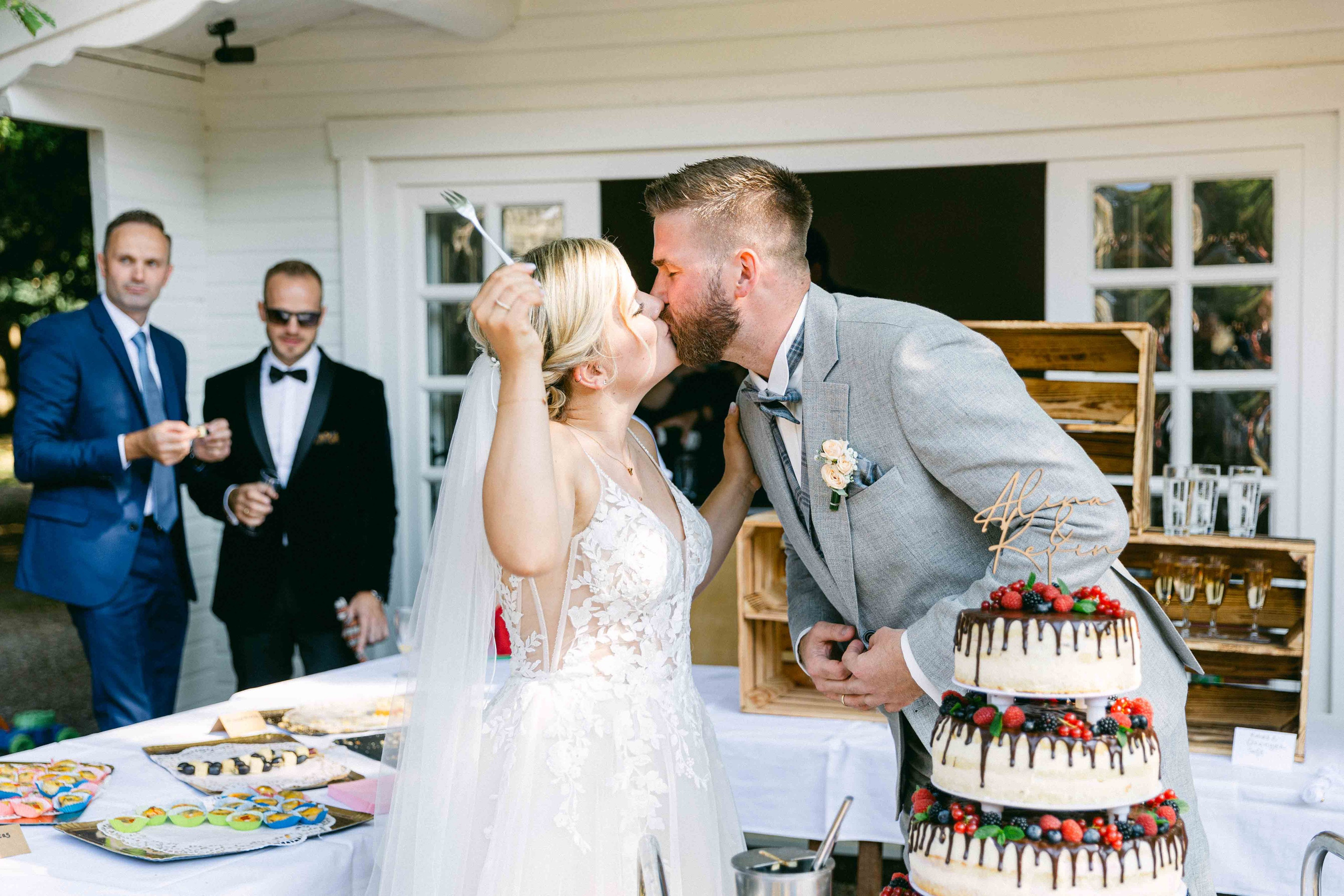Tortenanschnitt bei Hochzeit im Rittergut Voldagsen