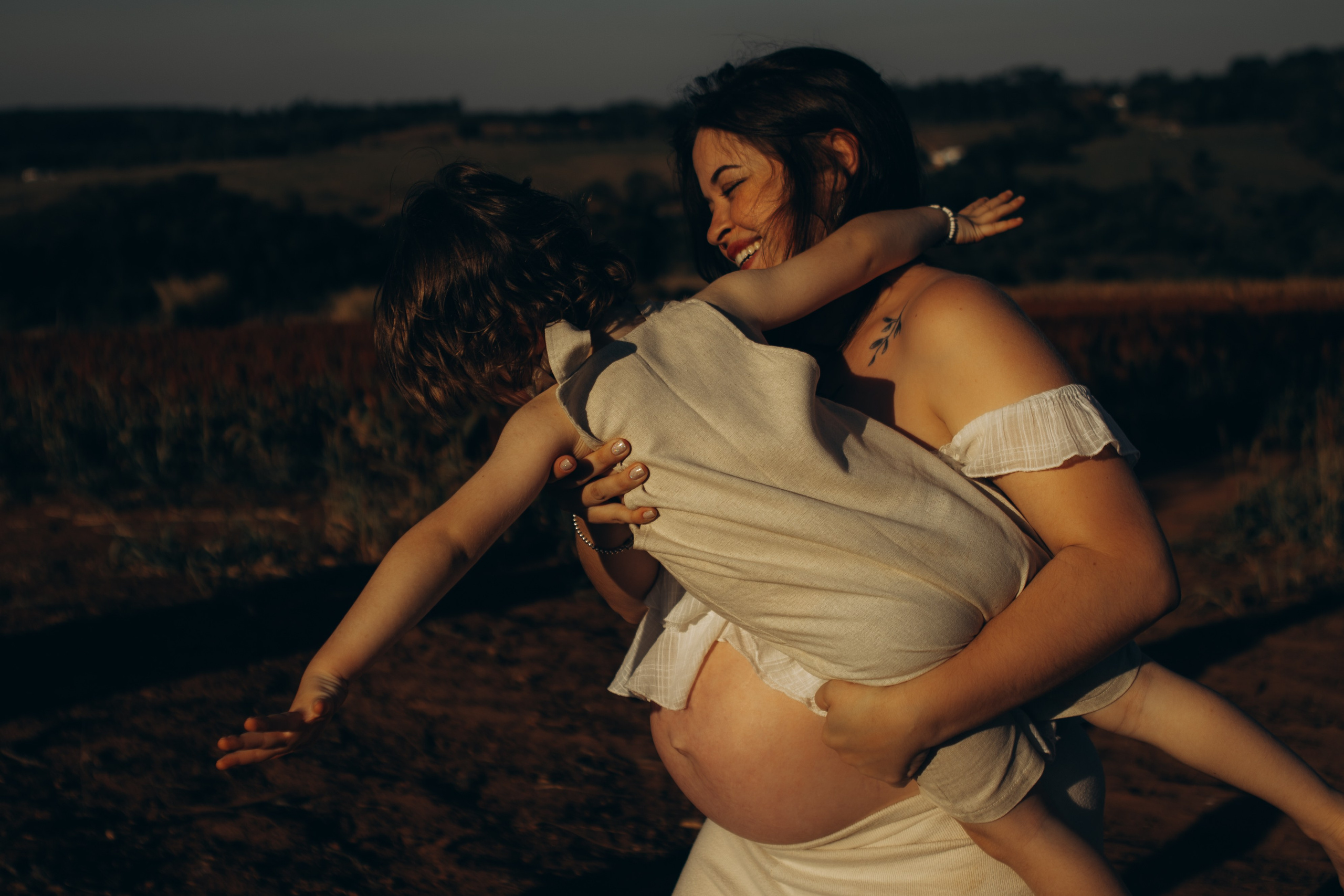 mãe e filho brincando em ensaio externo em Sorocaba