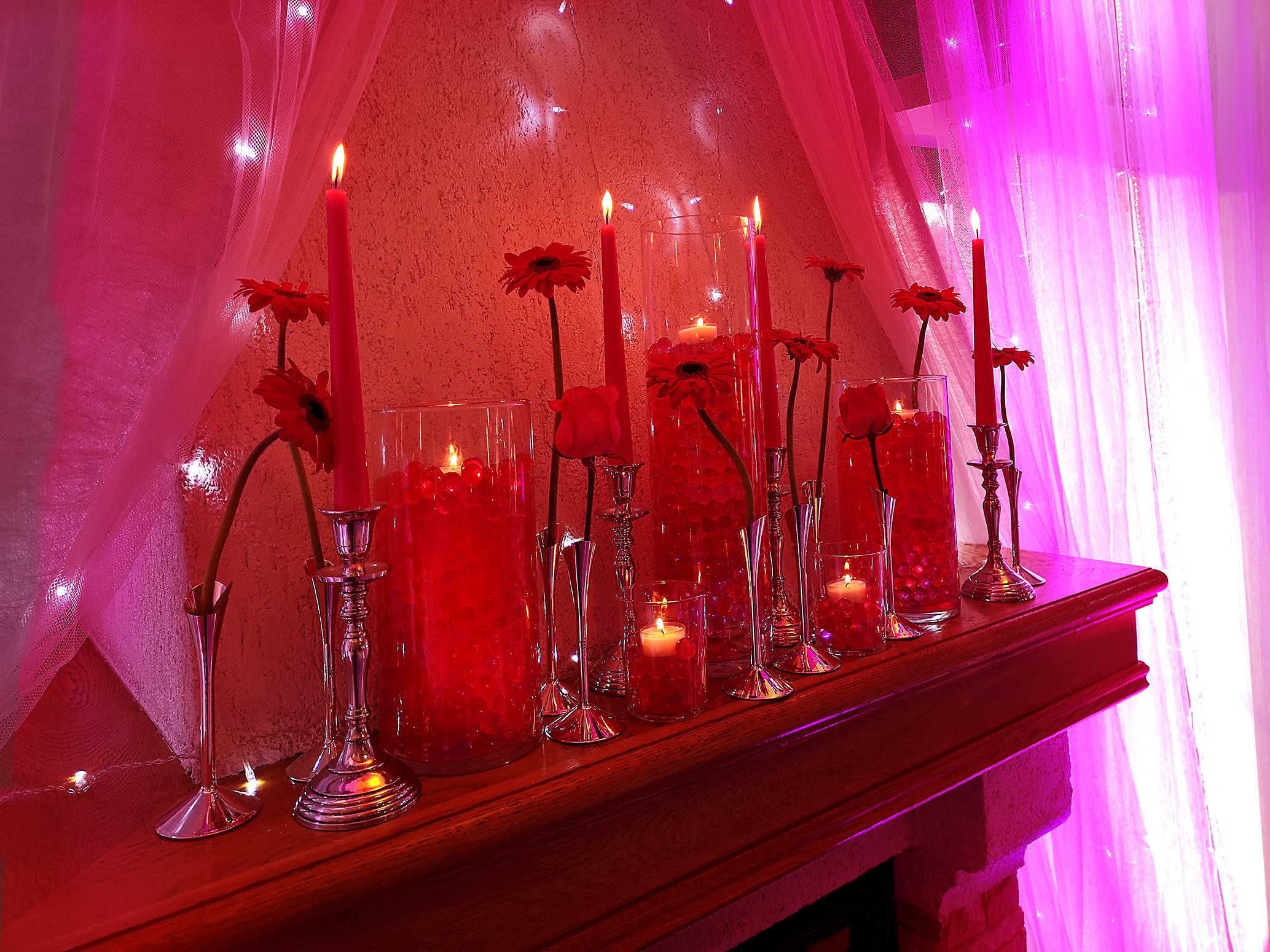 Декор камина, свадьба цвета фуксии