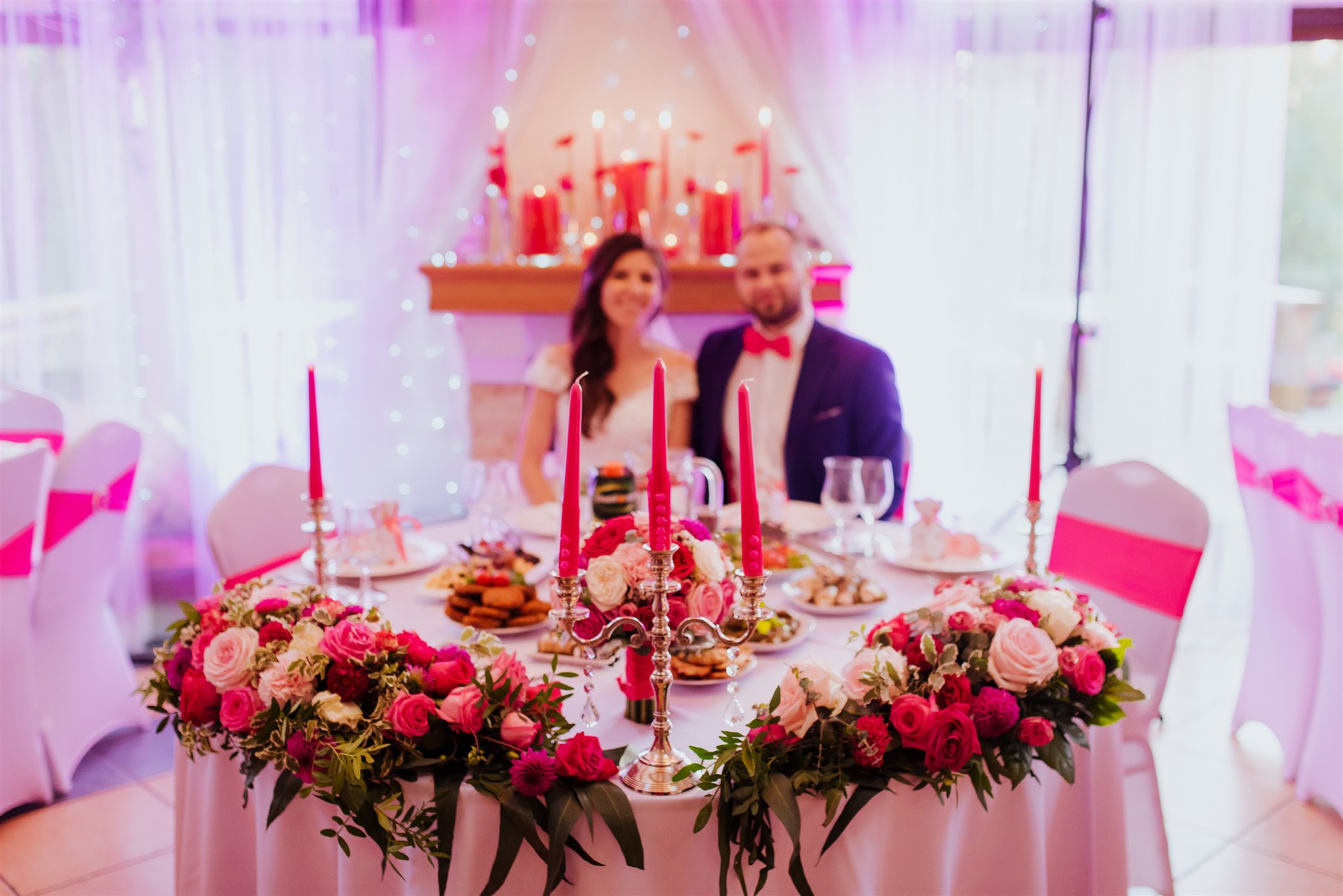 Декор стола молодоженов, свечи, подсвечники, живые цветы, свадьба цвета фуксии