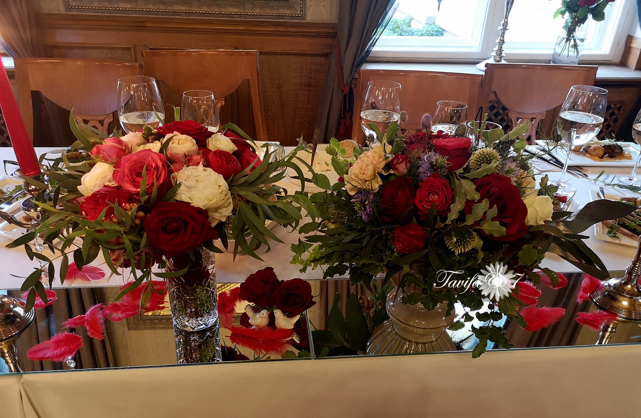 Декор стола молодоженов, свечи, подсвечники, живые цветы