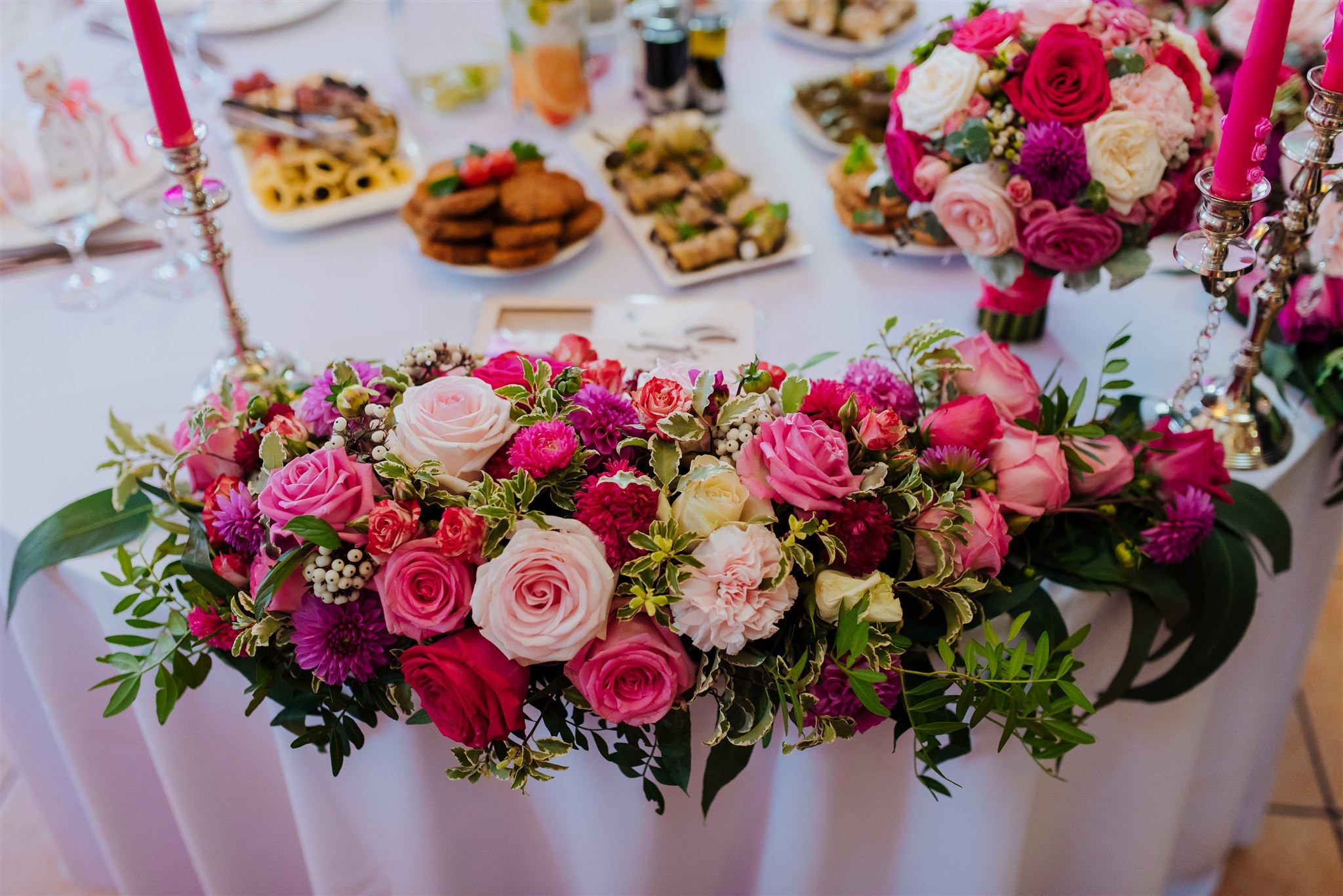 Декор стола молодоженов, свечи, подсвечники, живые цветы, свадьба цвета фуксии