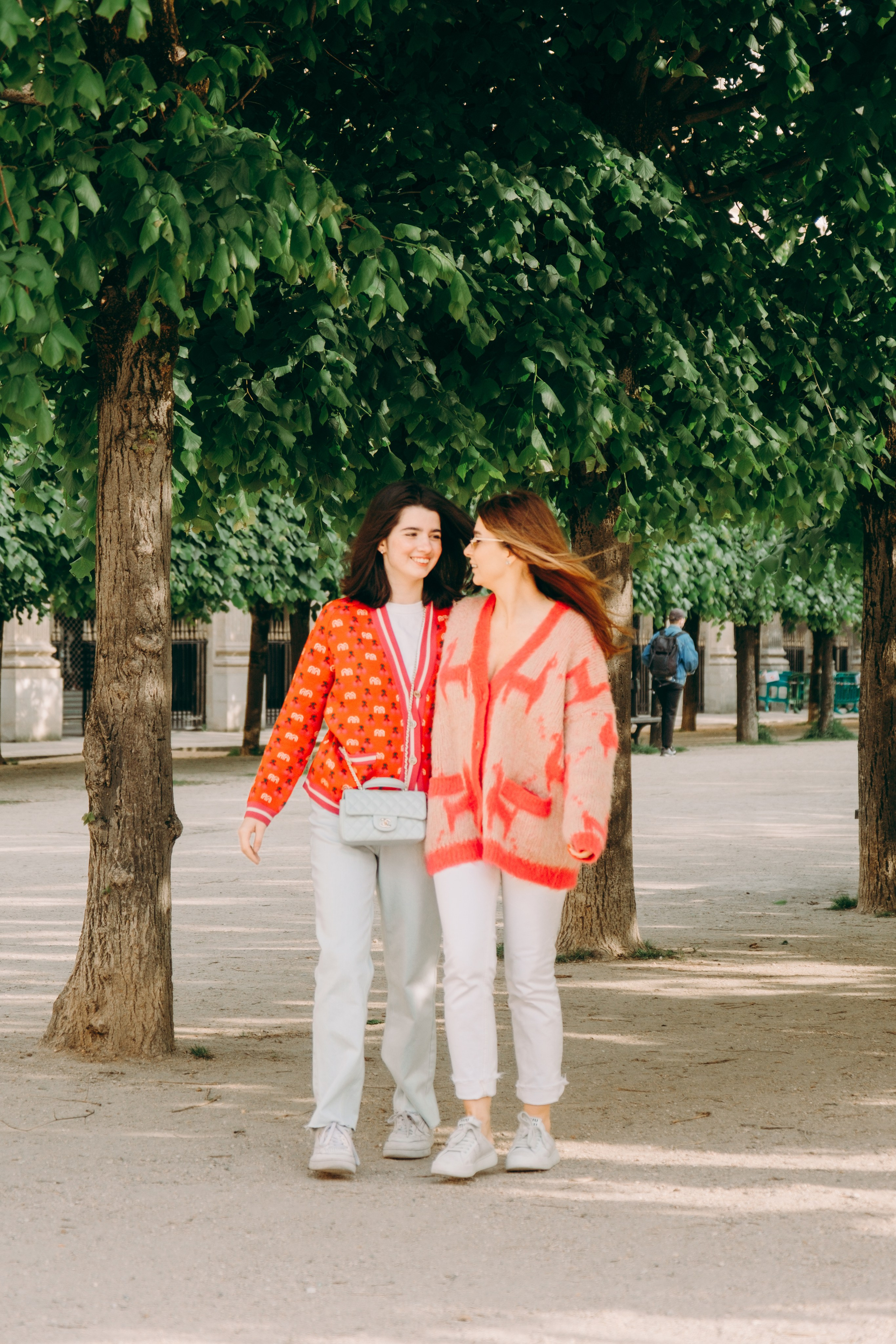 Julia with her adult daughter. Photographer in Paris Marina Chaput