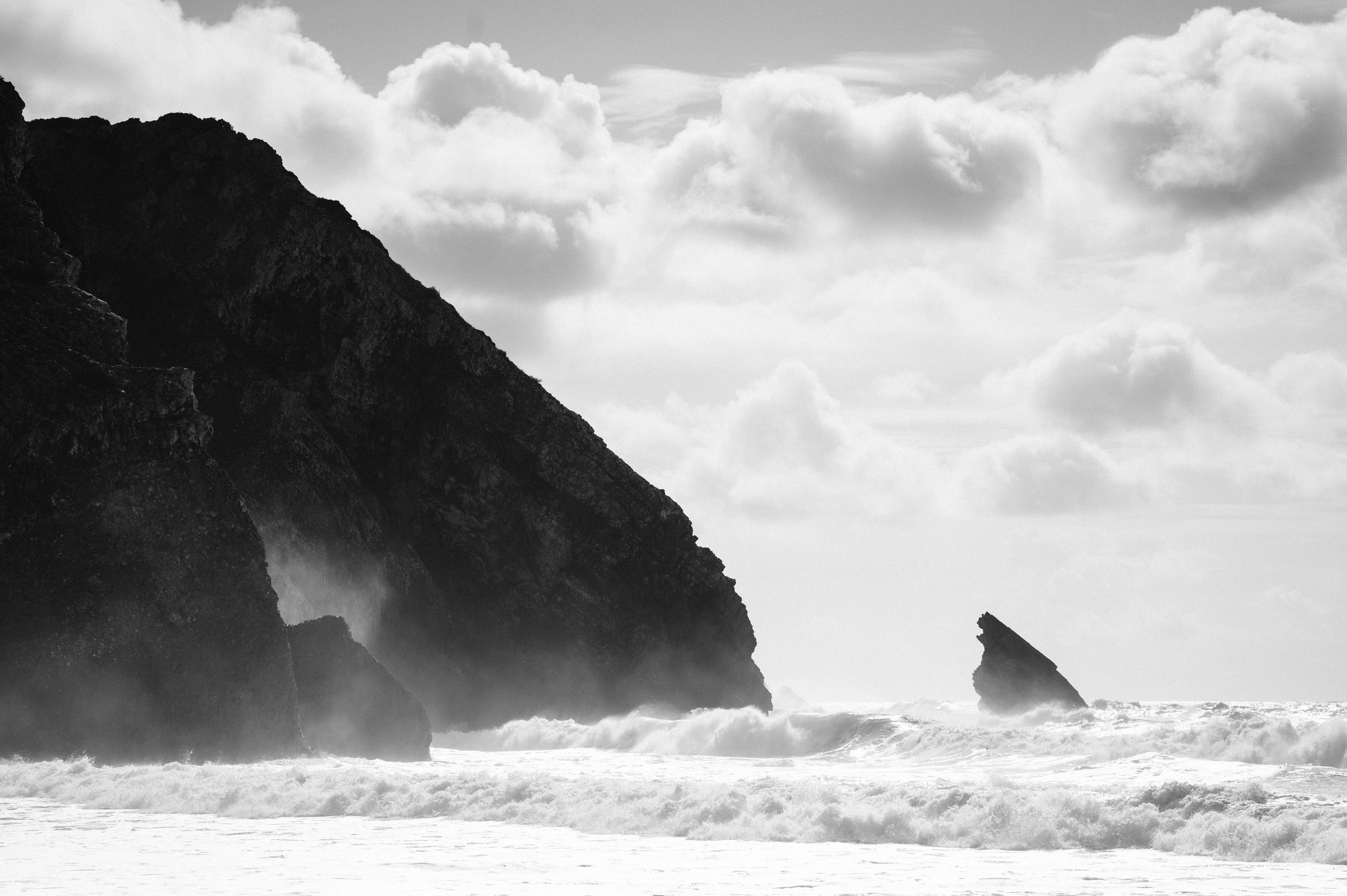 Ședință foto de nuntă pe plaja Adraga – emoție la malul oceanului Atlantic. Valentin Melen - fotograf de nunta 🤍