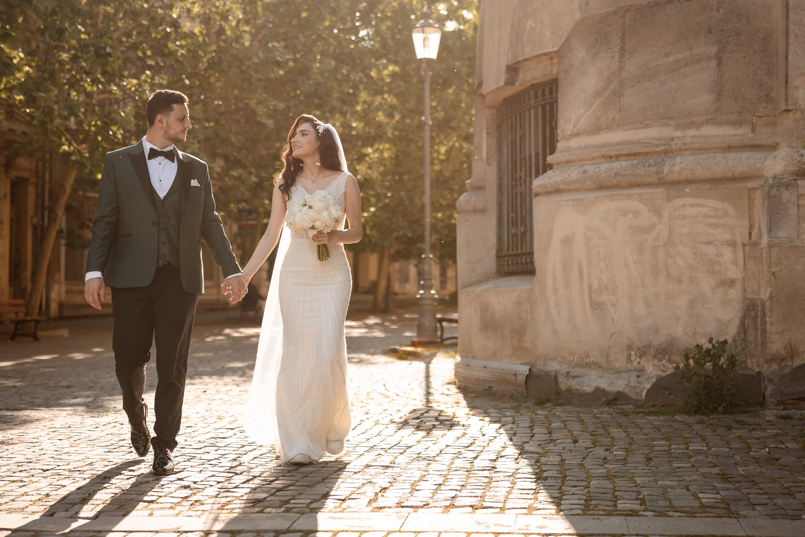 miri mergând pe alee romantică fotografie nuntă Blink Photo