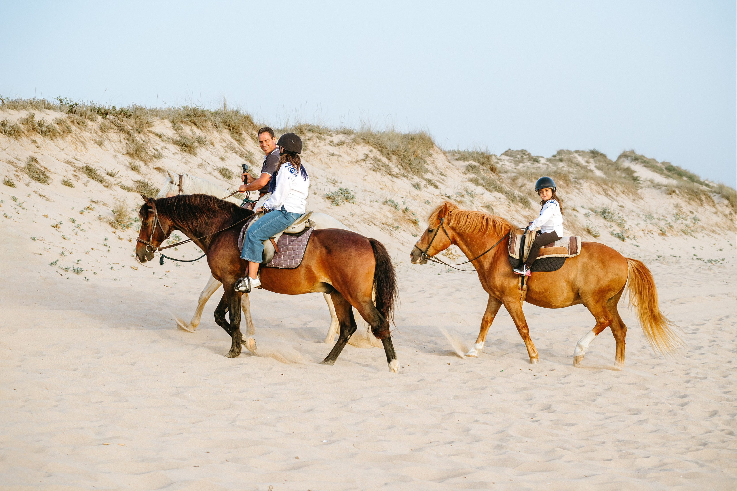 Marlene & Tiago com filhos. Passeios a Cavalo na Praia Peniche | Eco Salgados Agroturismo