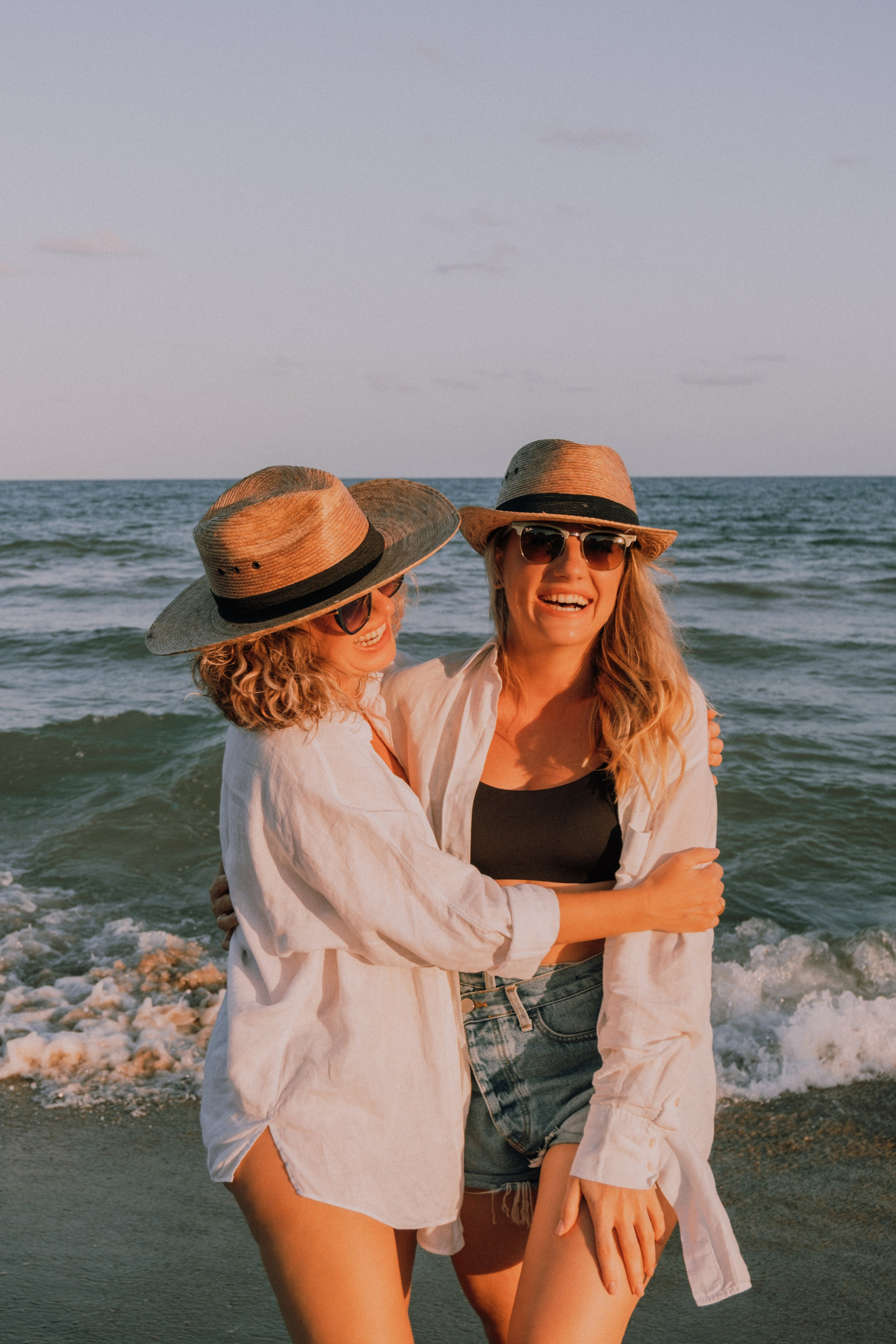 Sesión de amigas en la playa. Fotografía profesional en Calafell - Elena Medvedeva