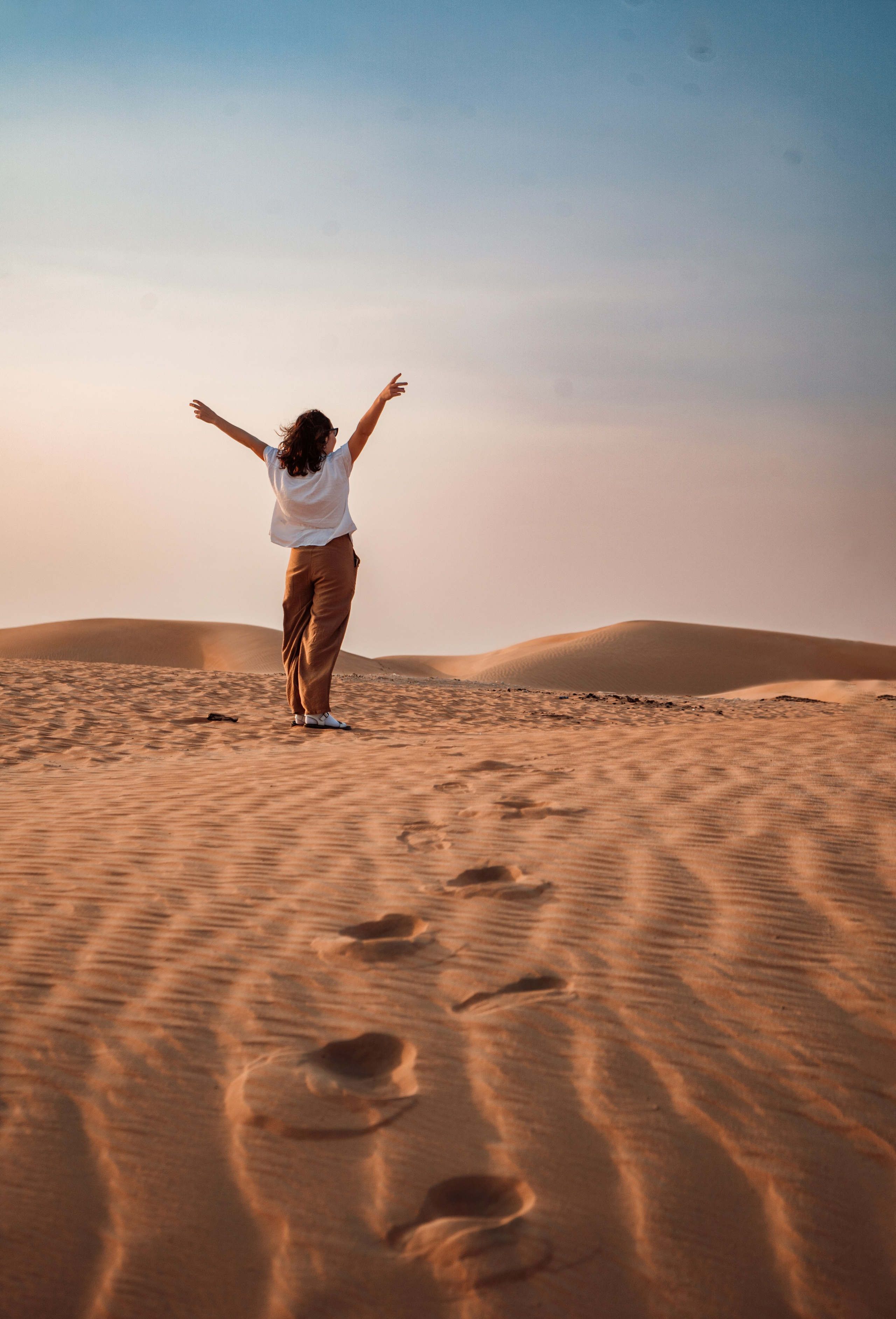 Desert in Abu Dhabi. Desert Dubai. Photo shooting in the Arabian desert. Booking a photo shoot in the UAE. Shooting in the desert