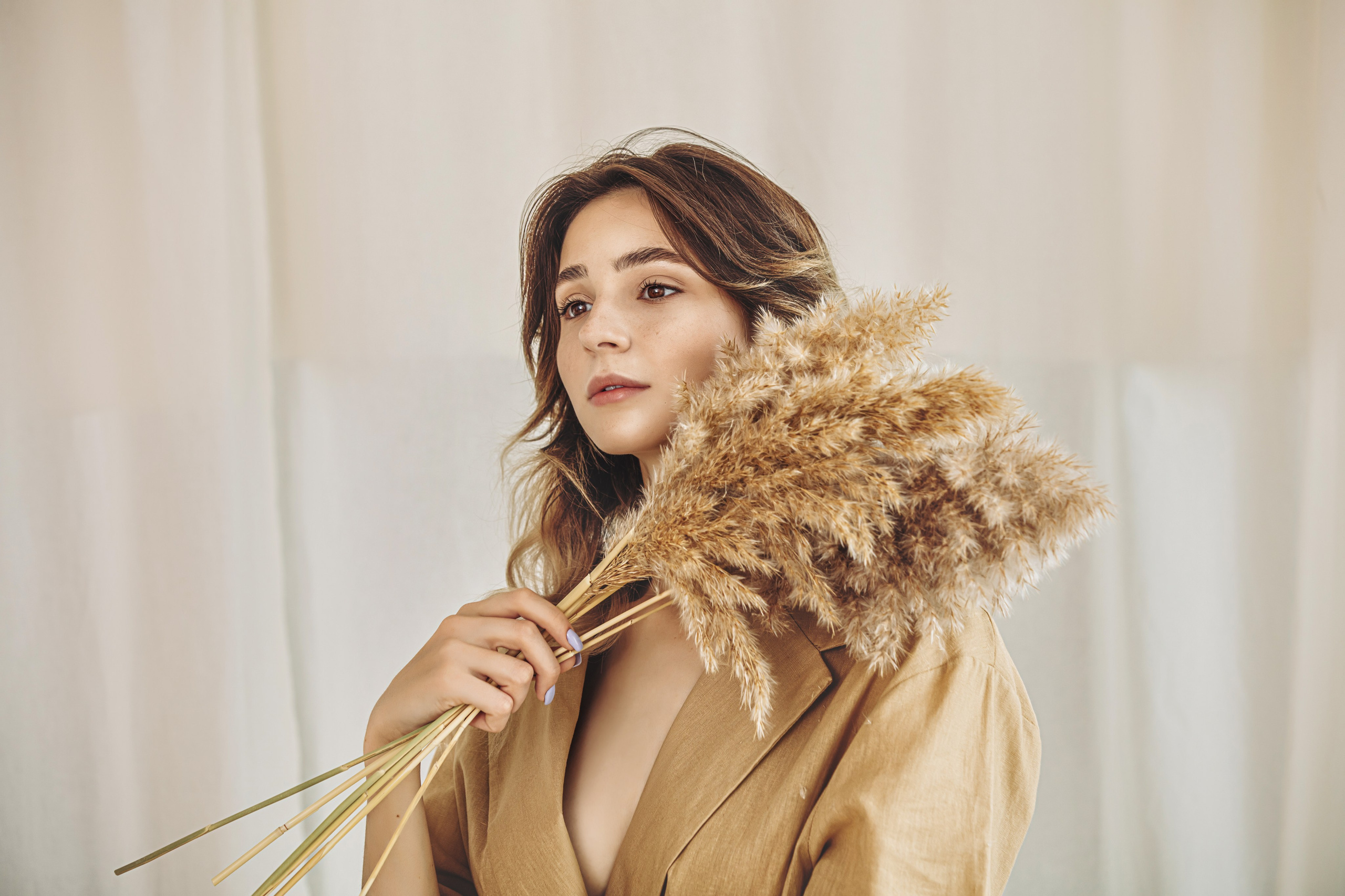 Portrait féminin naturel avec bouquet de fleurs séchées – séance photo artistique en lumière douce à Auxerre