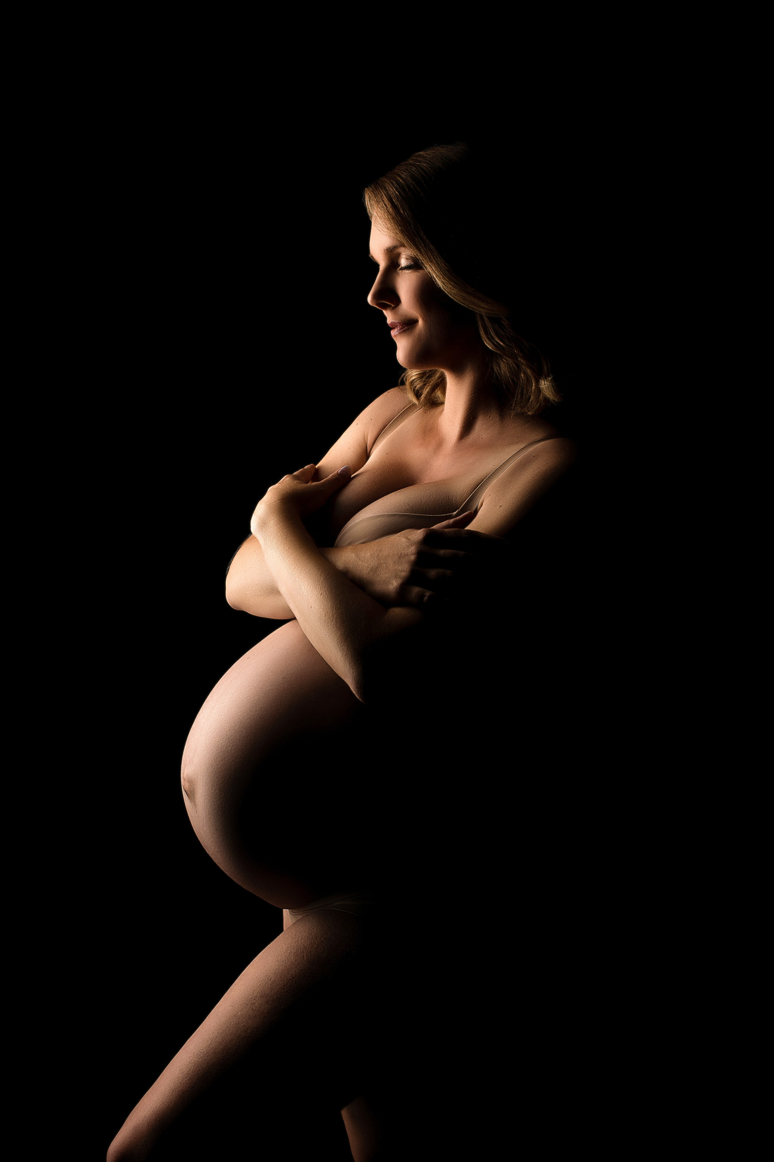 Studiofotografie, Schwangerschaft, Schwangerschaftsshooting, Fotoshooting Babybauch, Babybauchshooting, Osnabrück, Porträt, minimalistisch, schwarz-weiß, Osnabrueck, Fotograf Osnabrück, Fotografin Osnabrück
