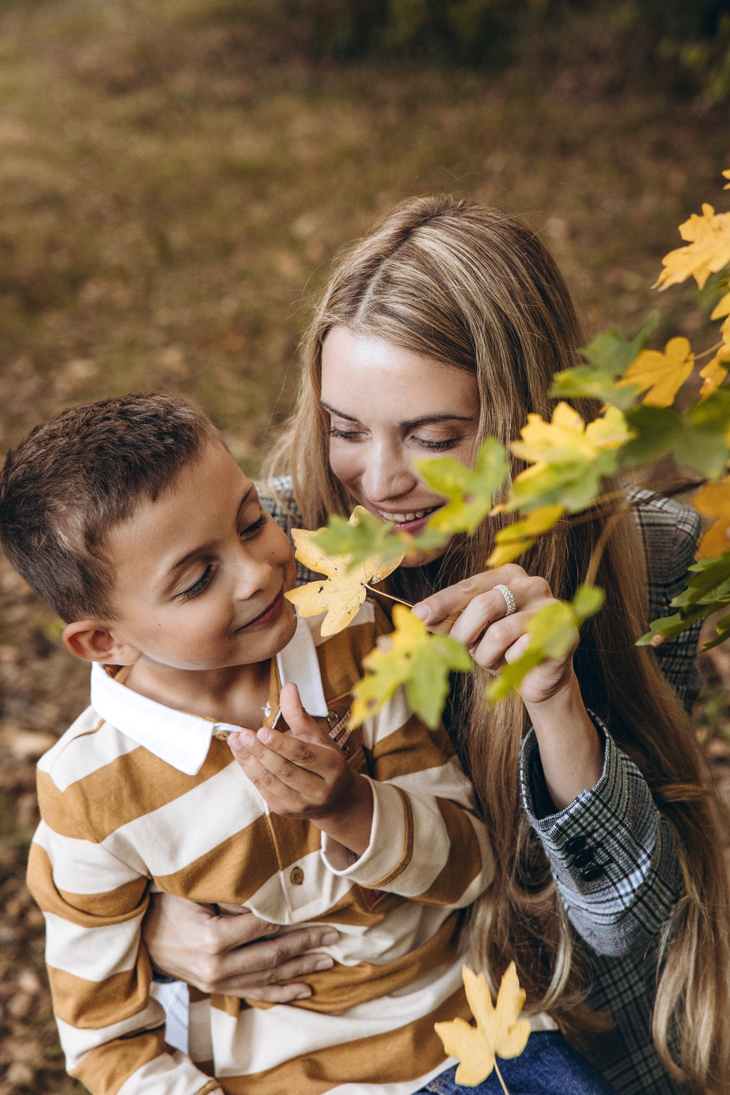 Autumn mother-son family photoshoot in Toulouse. Eugénie Smirnova — your photographer in Toulouse and southwest France