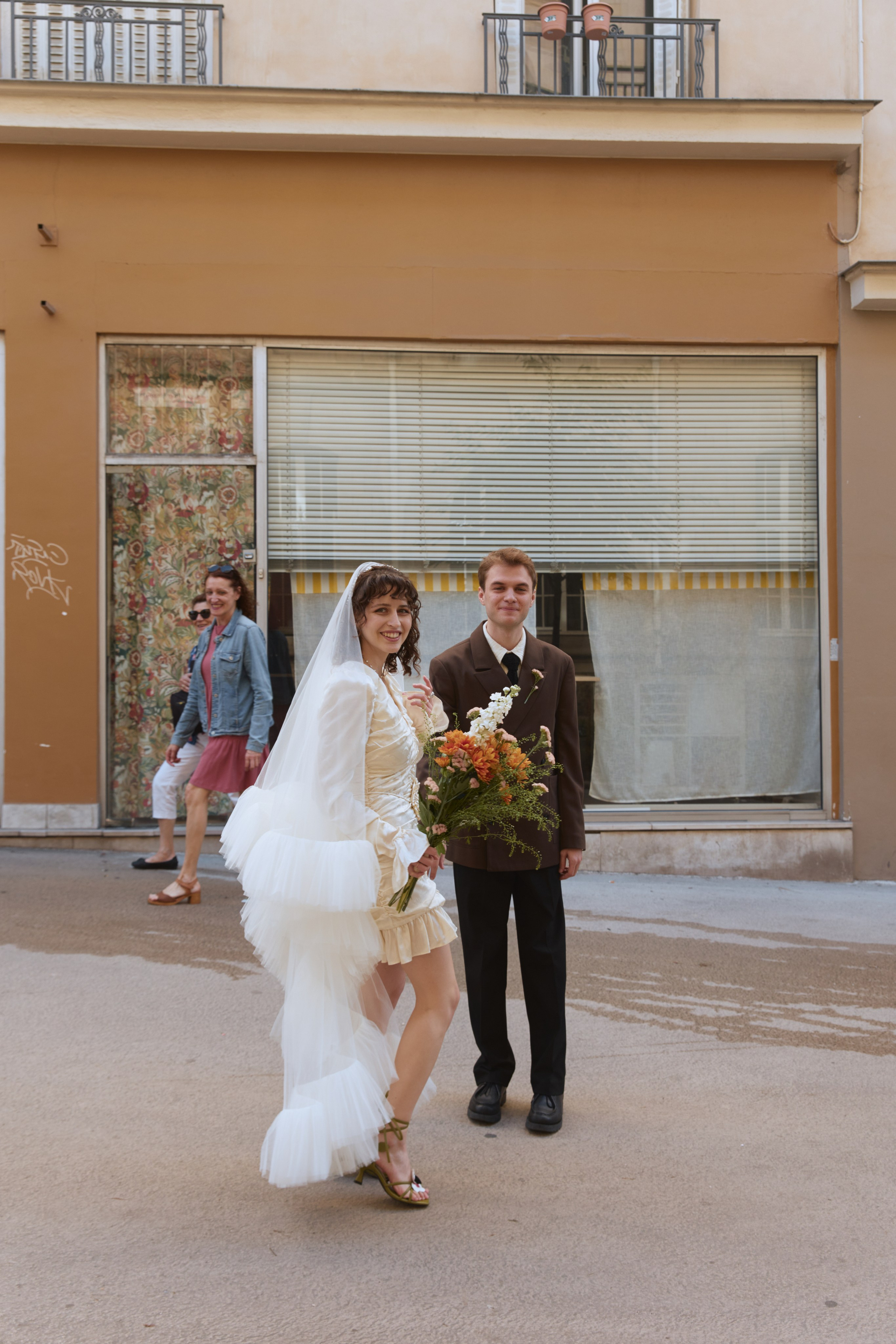 happy bride and groom before the wedding in Paris, photography by Katya Vlasova