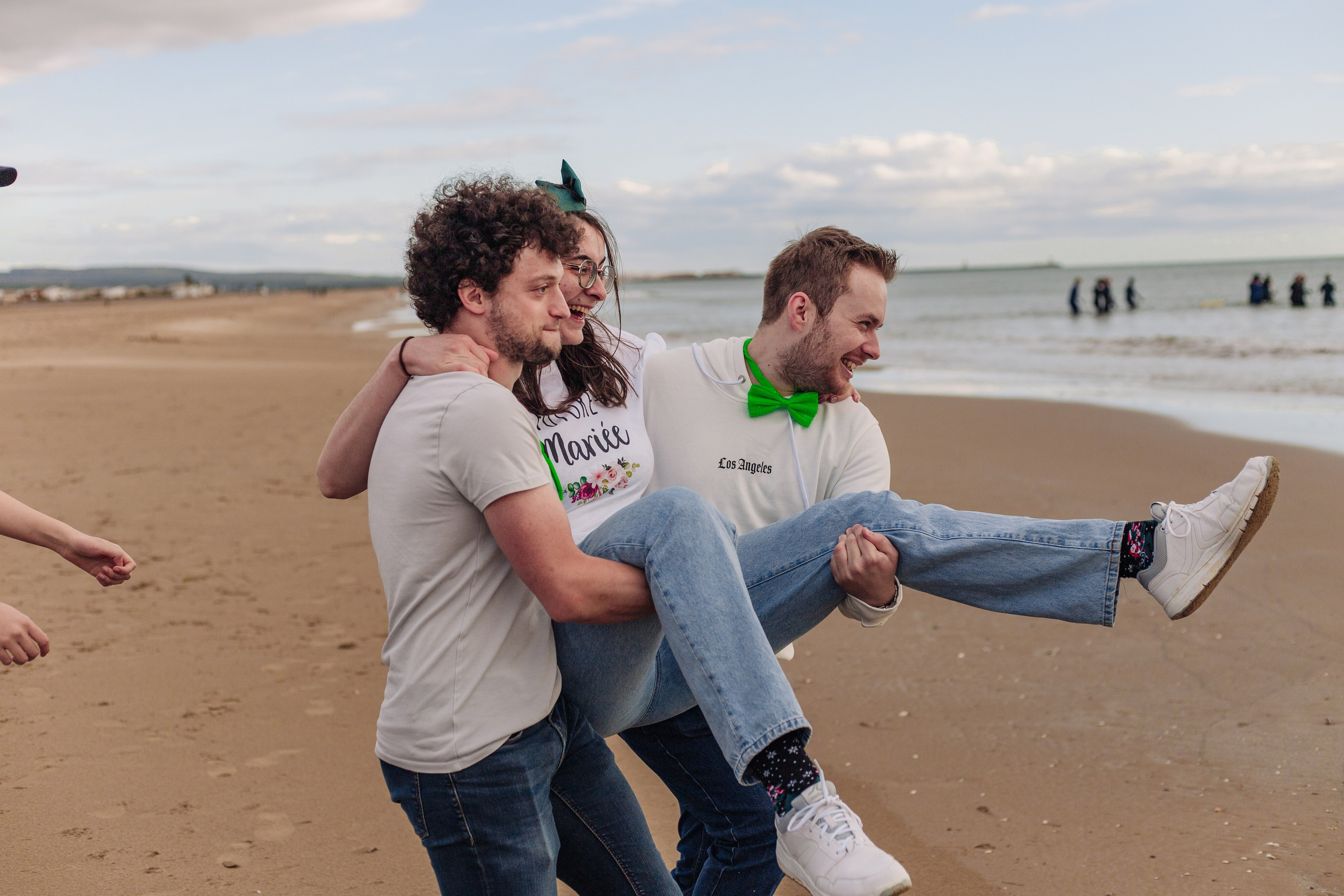Séance Photo EVJF à Gruissan: Des Souvenirs Inoubliables sur la Plage des Chalets. Photographe professionnelle à Poitiers, Tours et Châtellerault | Studio photo entre Poitiers et Tours – portraits, familles, entreprises, ma