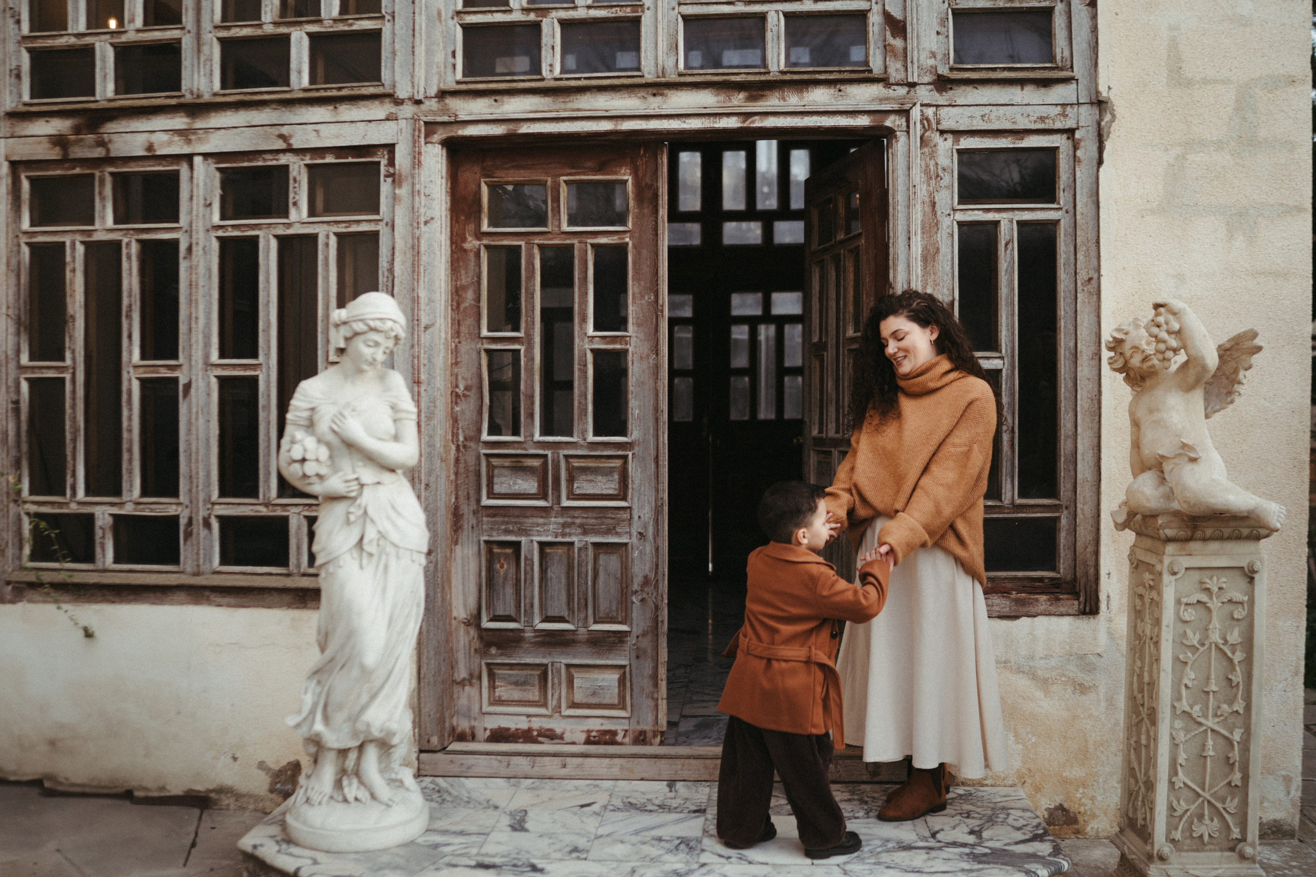 Lika and Anar. Family photographer in Saudi Arabia