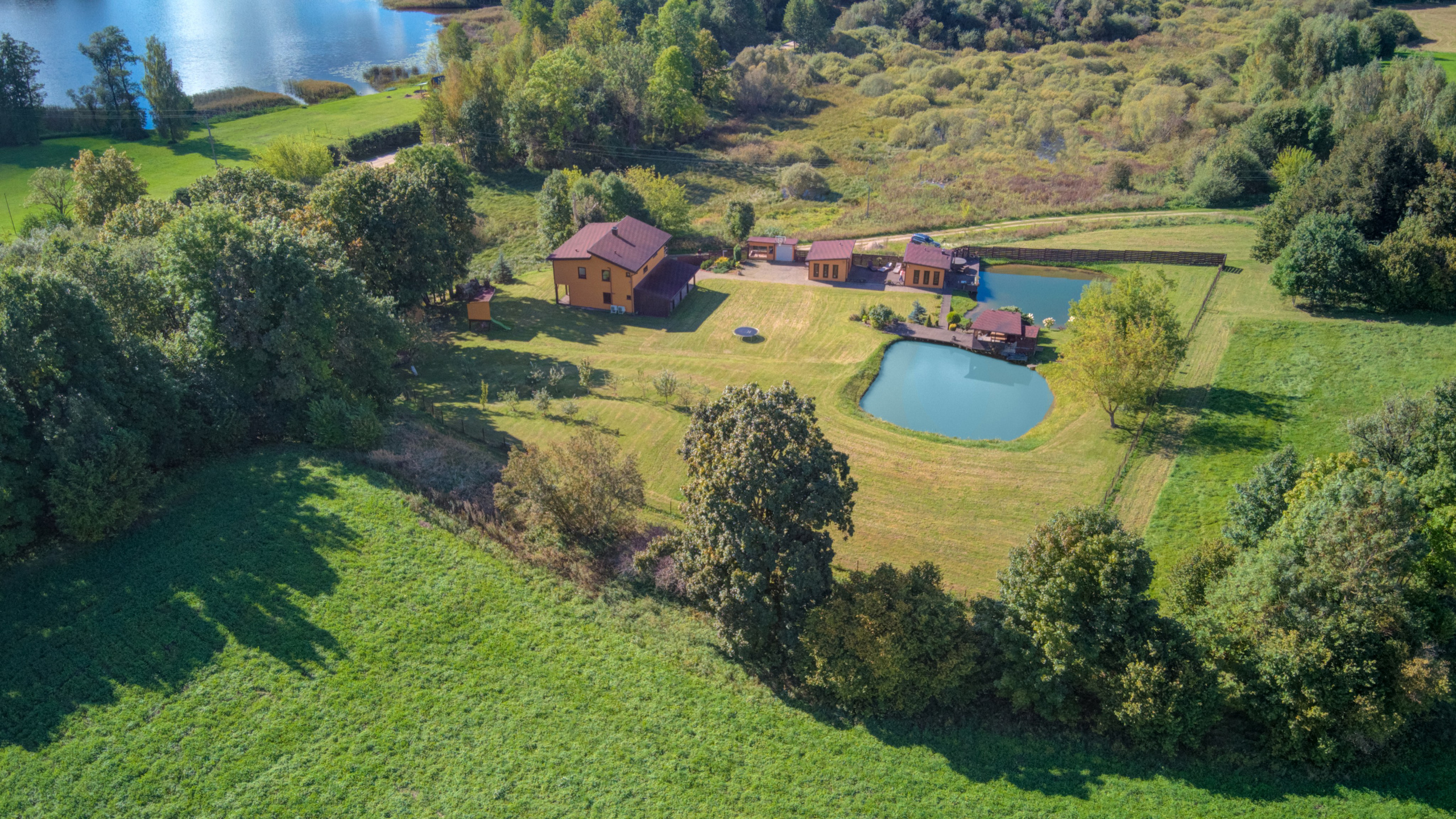 Sadyba Vinliaus r. prie ežero. Elina Sapiega fotografė Vilniuje