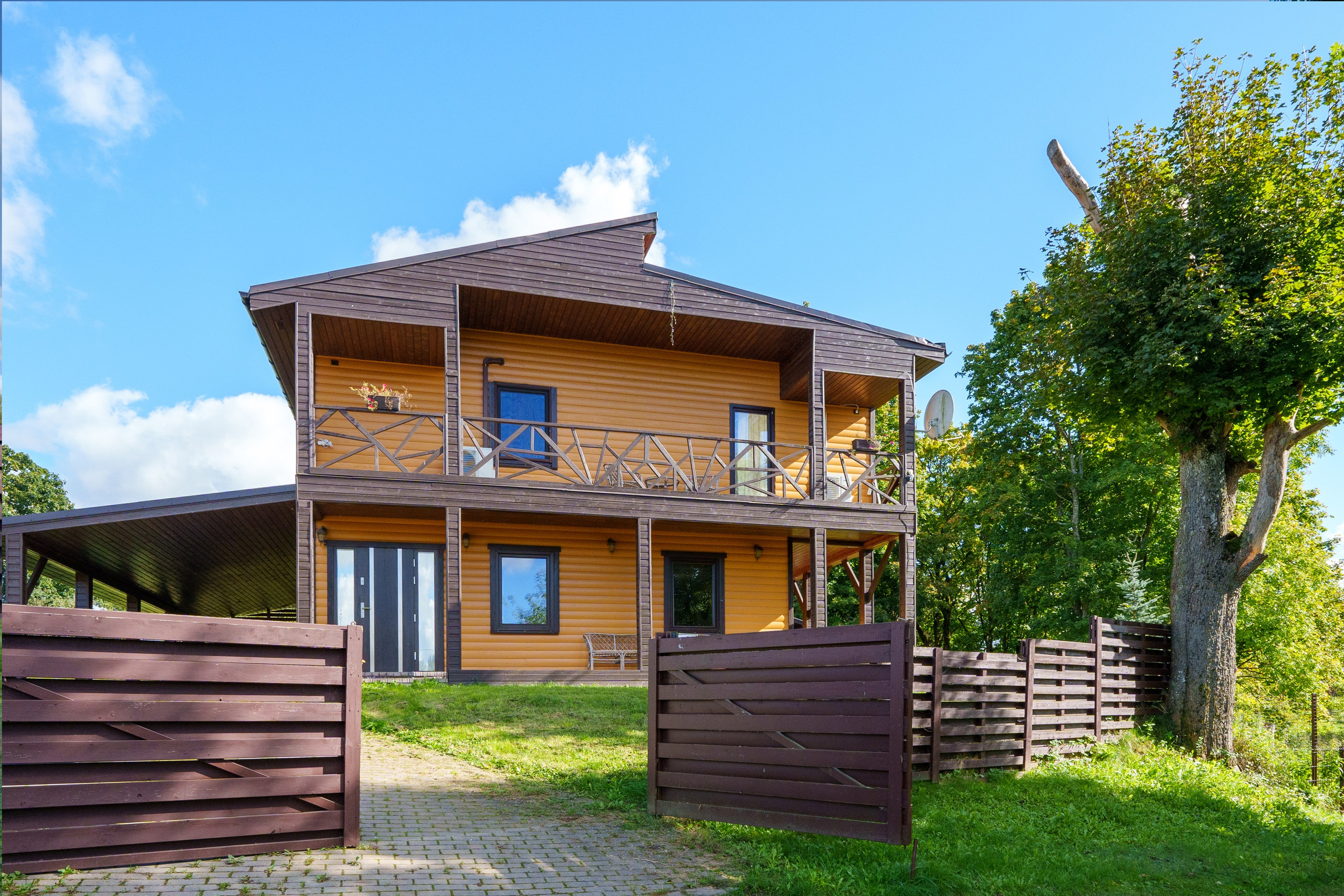 Sadyba Vinliaus r. prie ežero. Elina Sapiega fotografė Vilniuje