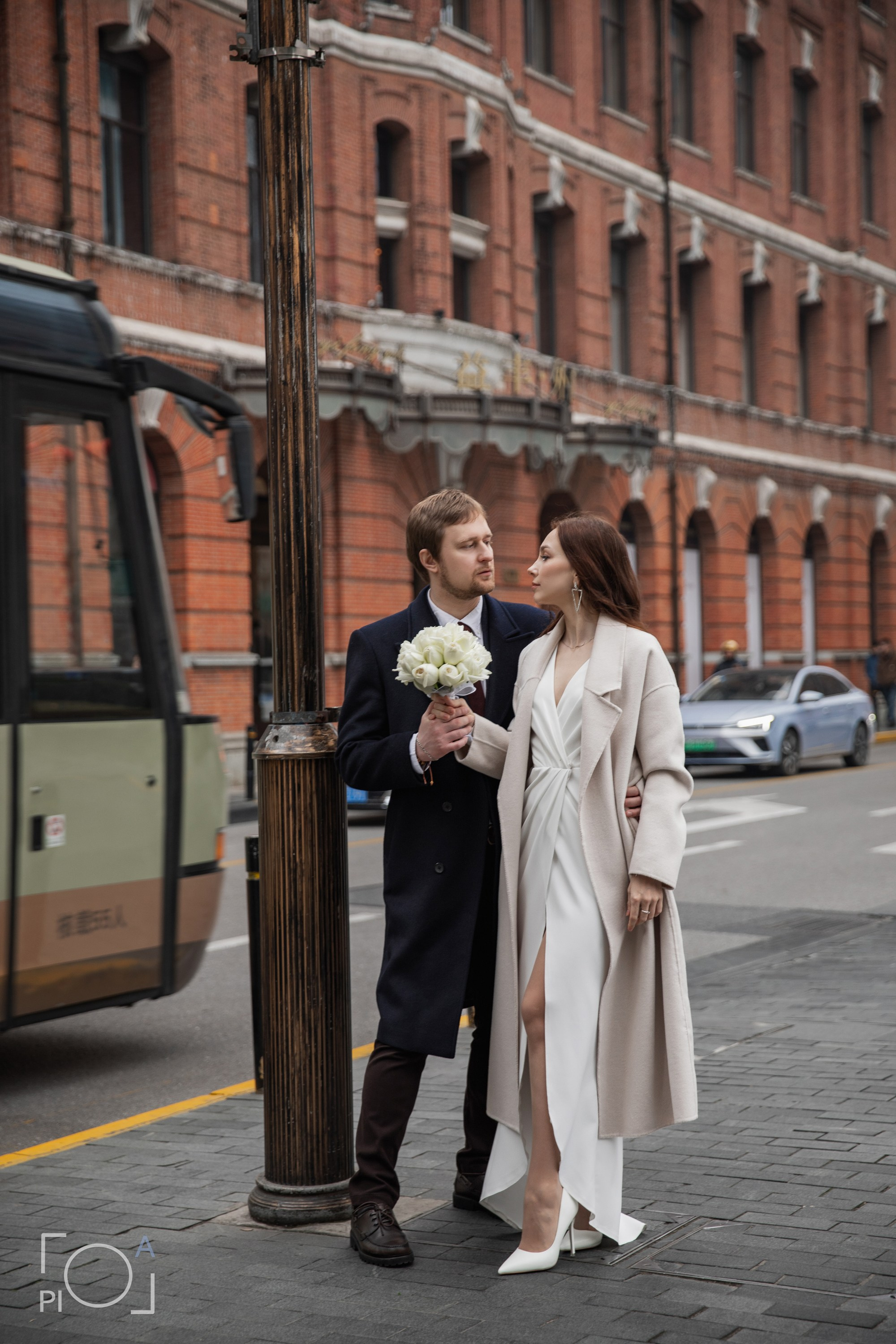 Свадебная фотосессия с консульской подписью в консульстве. Фотограф в Шанхае — Лола Пидлуская