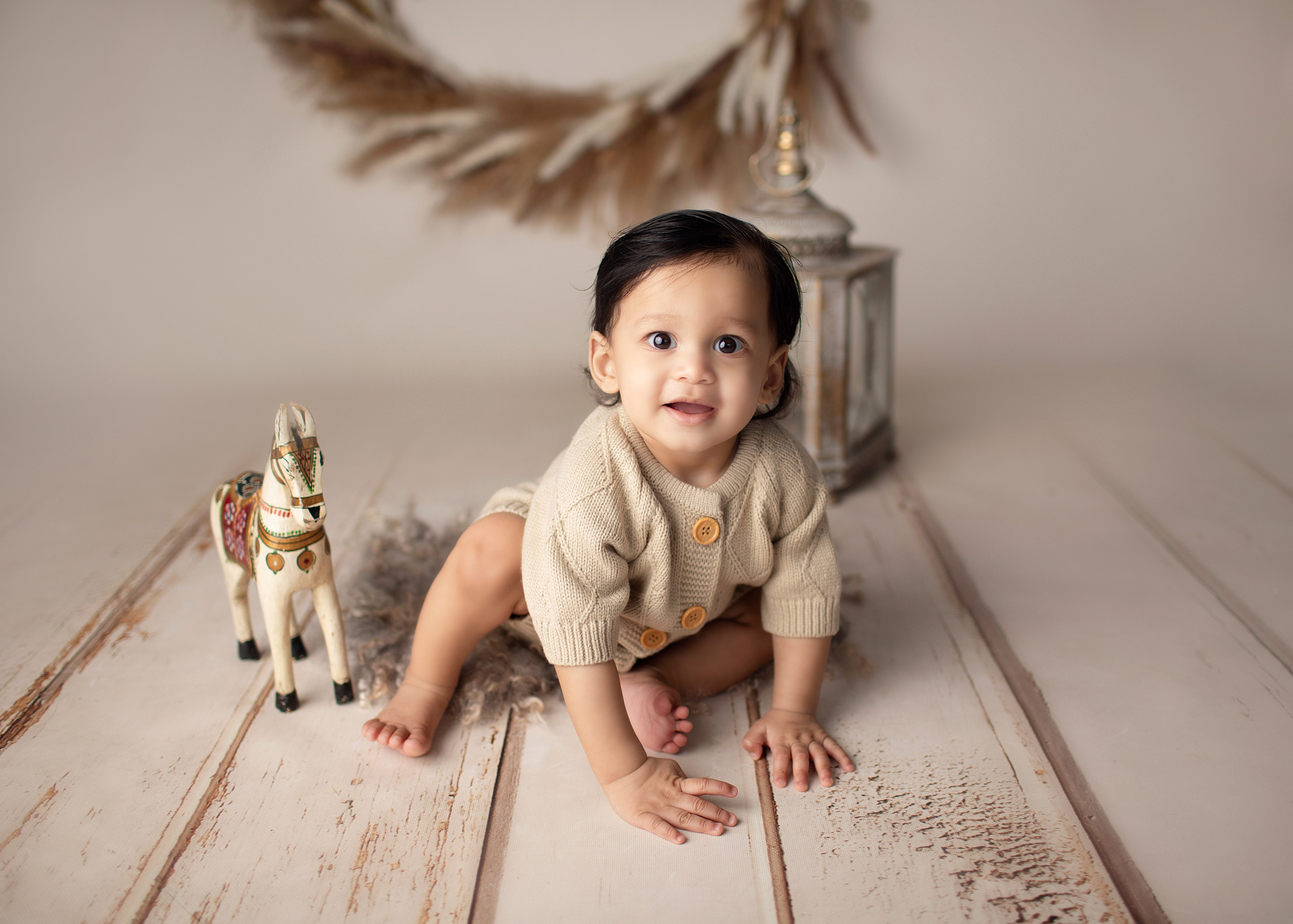 En familjefotografering i vår fotostudio fångar alla de äkta leendena och den speciella gemenskapen mellan mamma, pappa och barn.