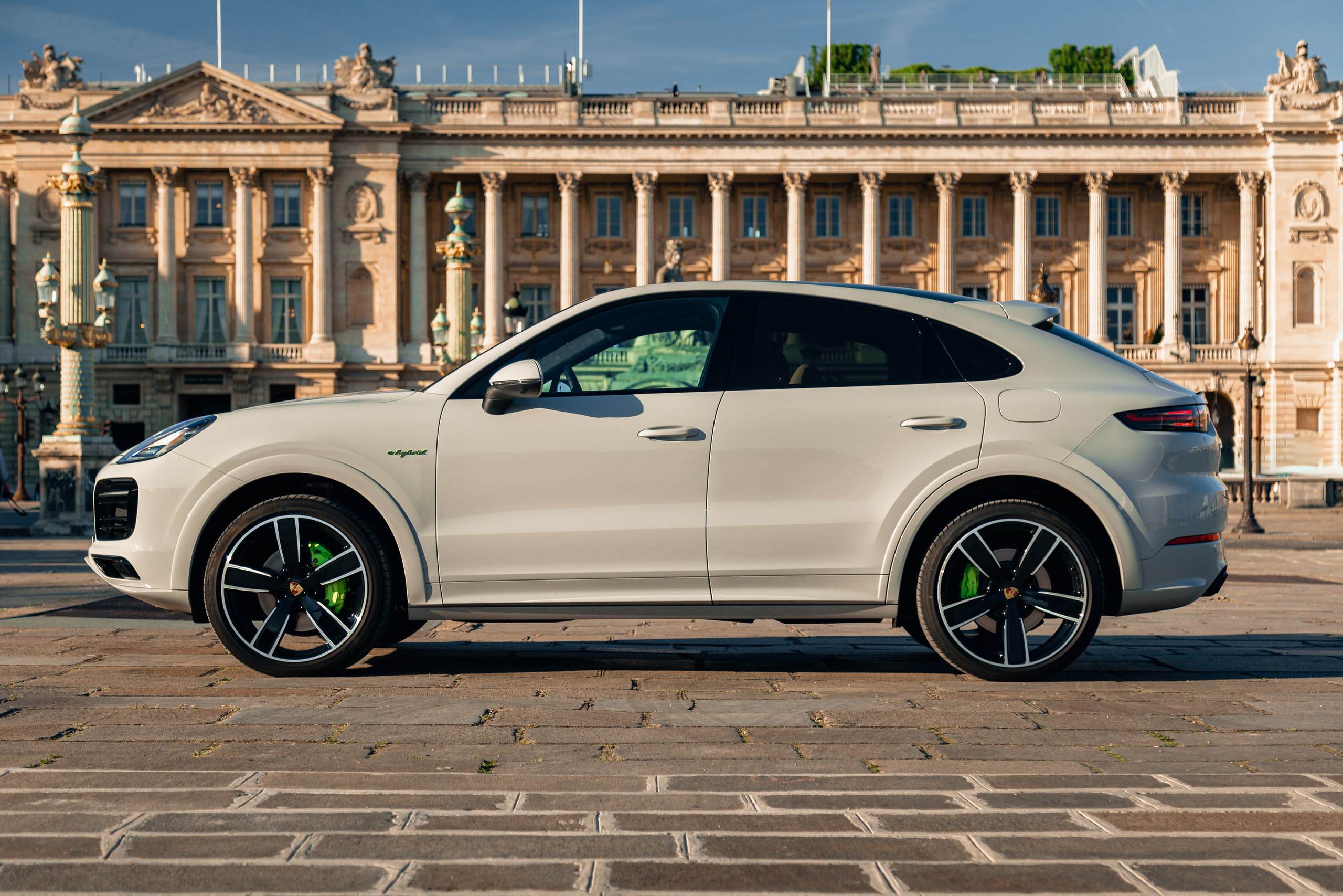 Porsche Cayenne E-Hybrid. Photographer in Paris — Vitalii Motruk