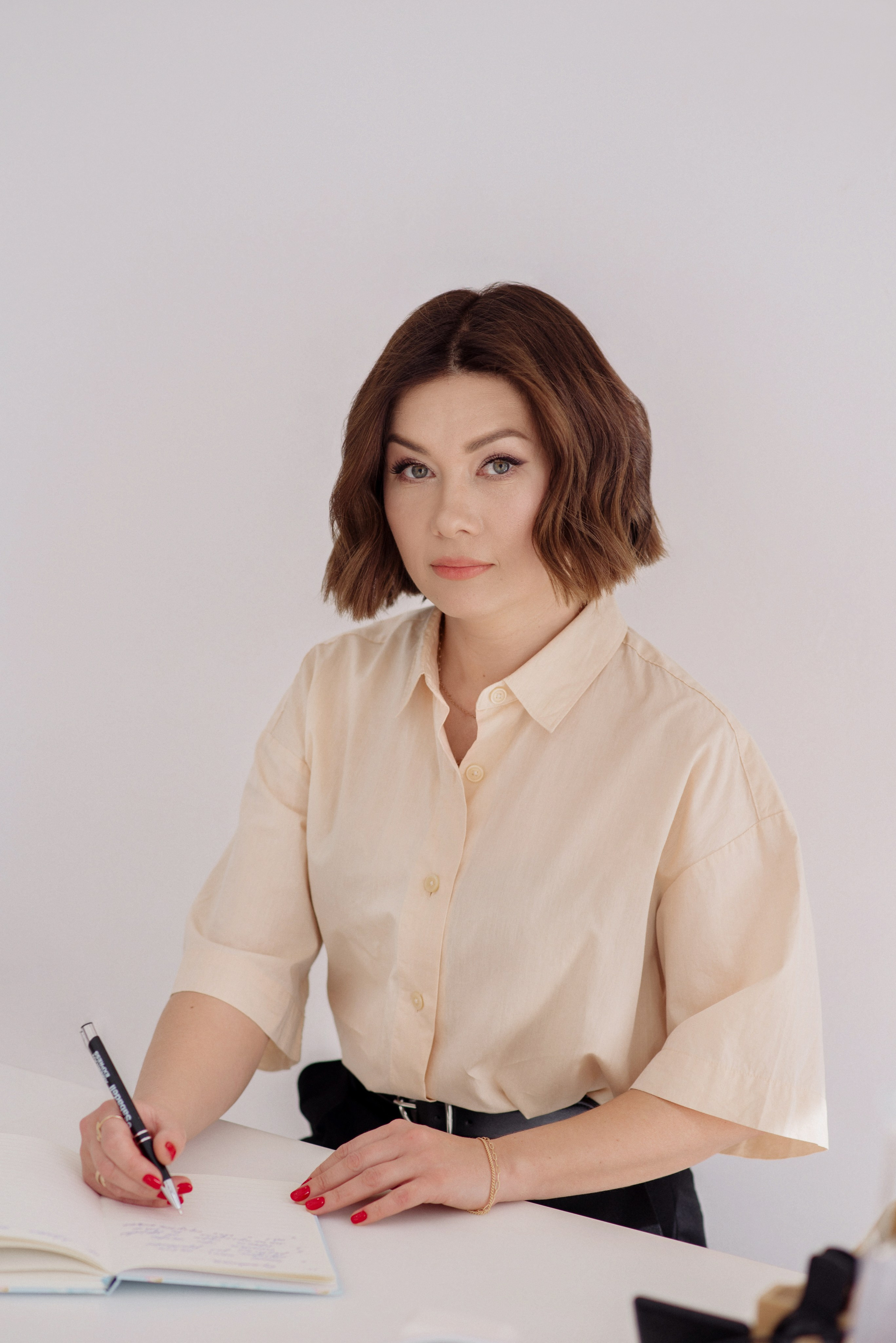 Ella, manicurist. Www.iastakhova.com