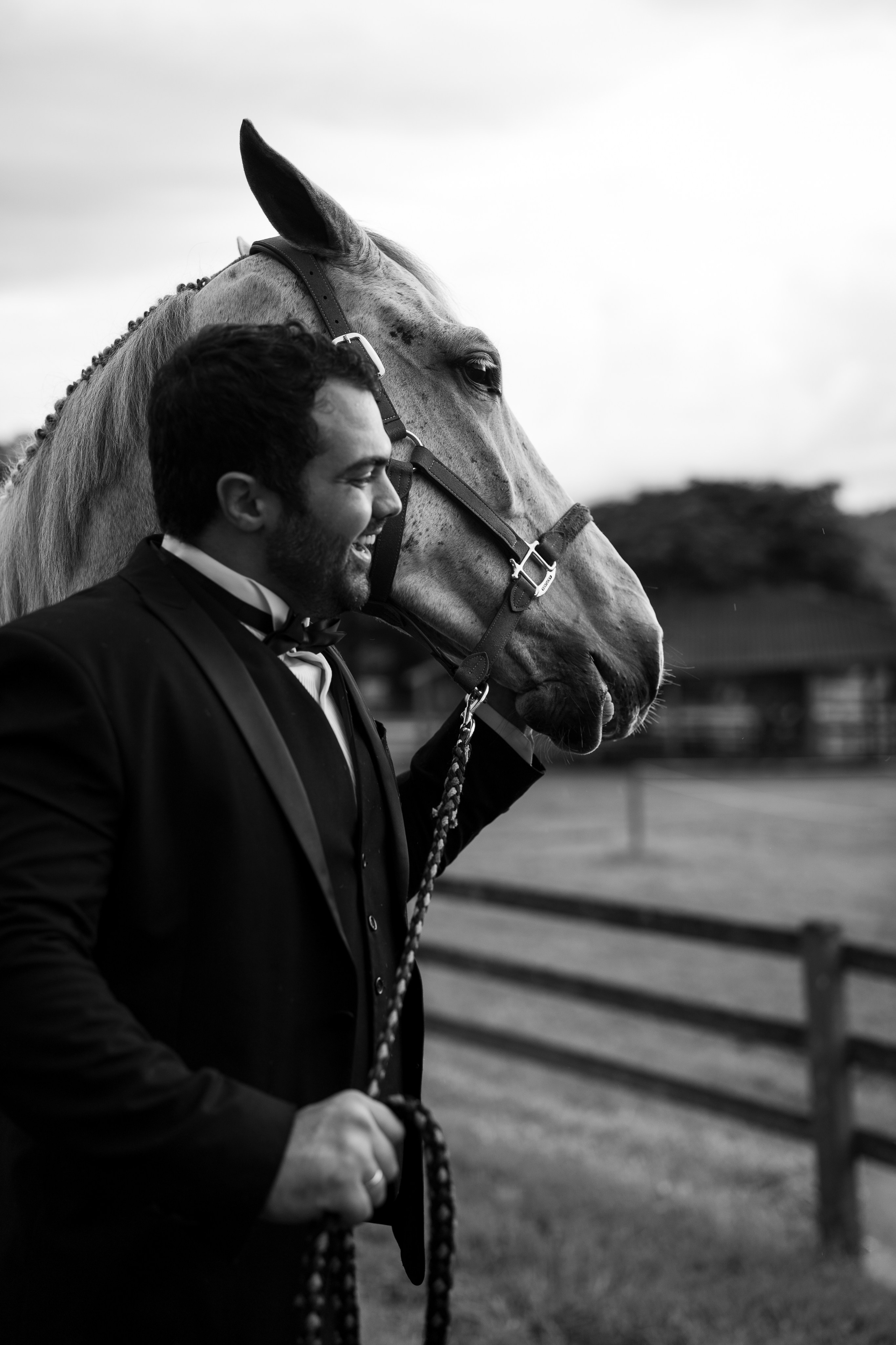 Um ensaio pré-wedding com cavalo, paisagem rural e uma estética elegante em preto e branco. Sara e Rafael viveram uma sessão autêntica e cinematográfica em Minas Gerais, com referências editoriais e fotografia de casal ao ar livre.