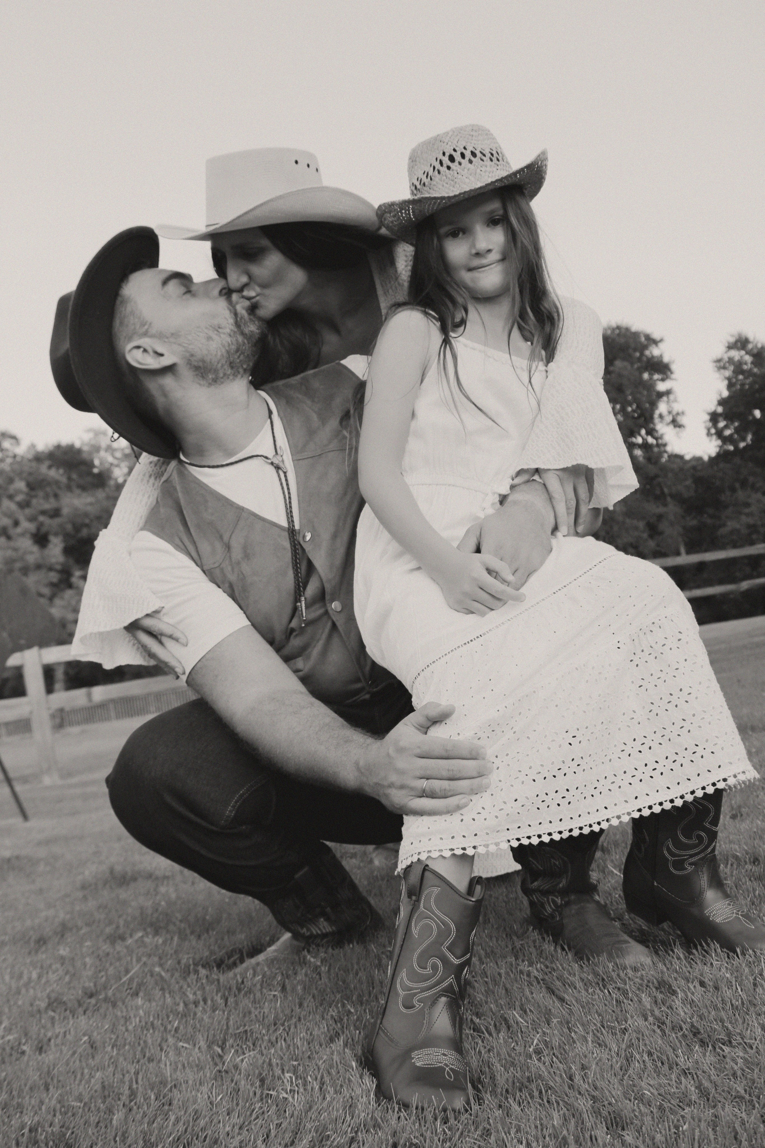 Texas Countryside Family Photoshoot in Cowboy Style. Lana Petrychenko — Portrait & Family Photographer. Valencia, Spain