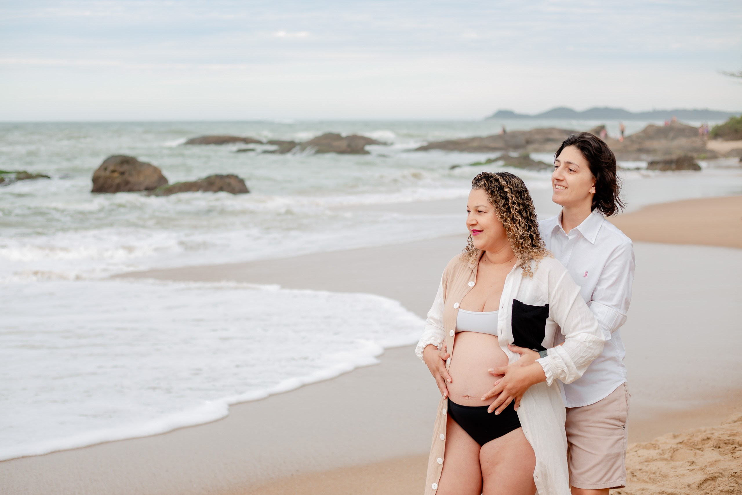 Fotografia de ensaio gestante na praia Renata e Tamyris em Penha — Santa Catarina