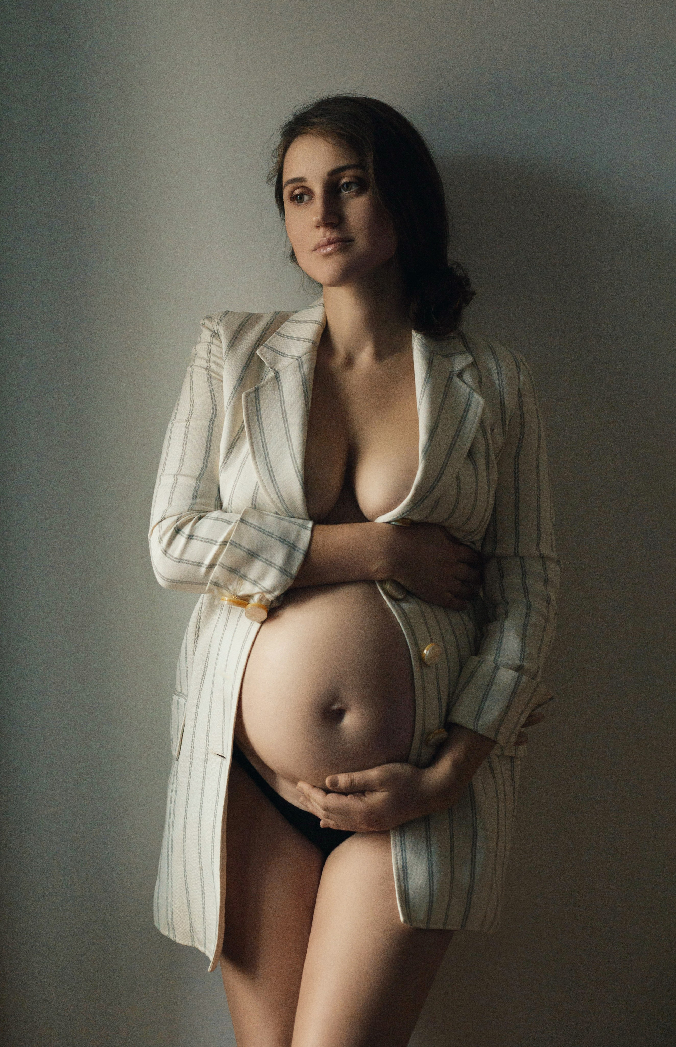 Portrait sensuel de grossesse, femme enceinte debout en lingerie et chemise ouverte