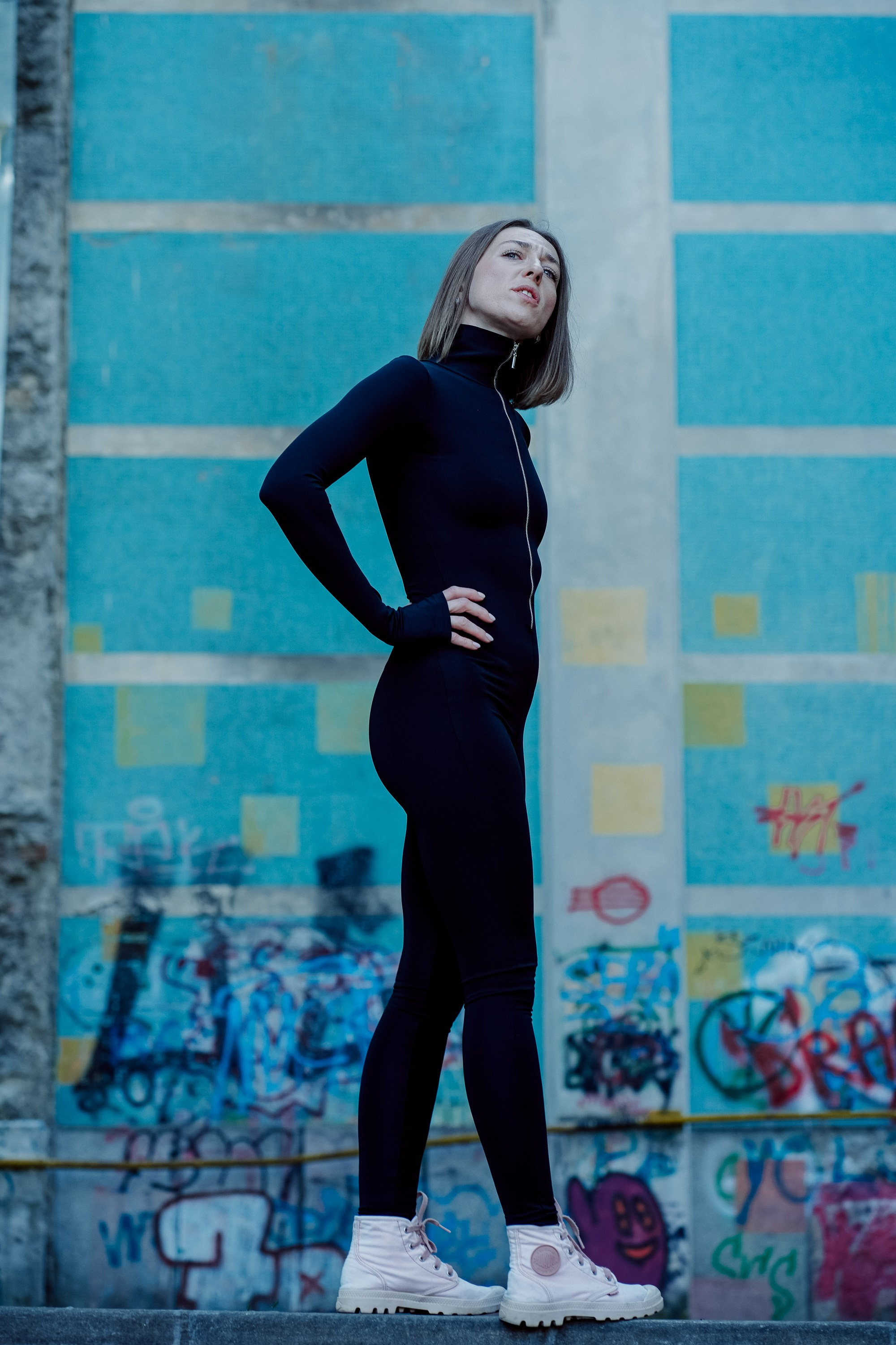 Sunt o Zeita — yoga on street. MARINABUGS