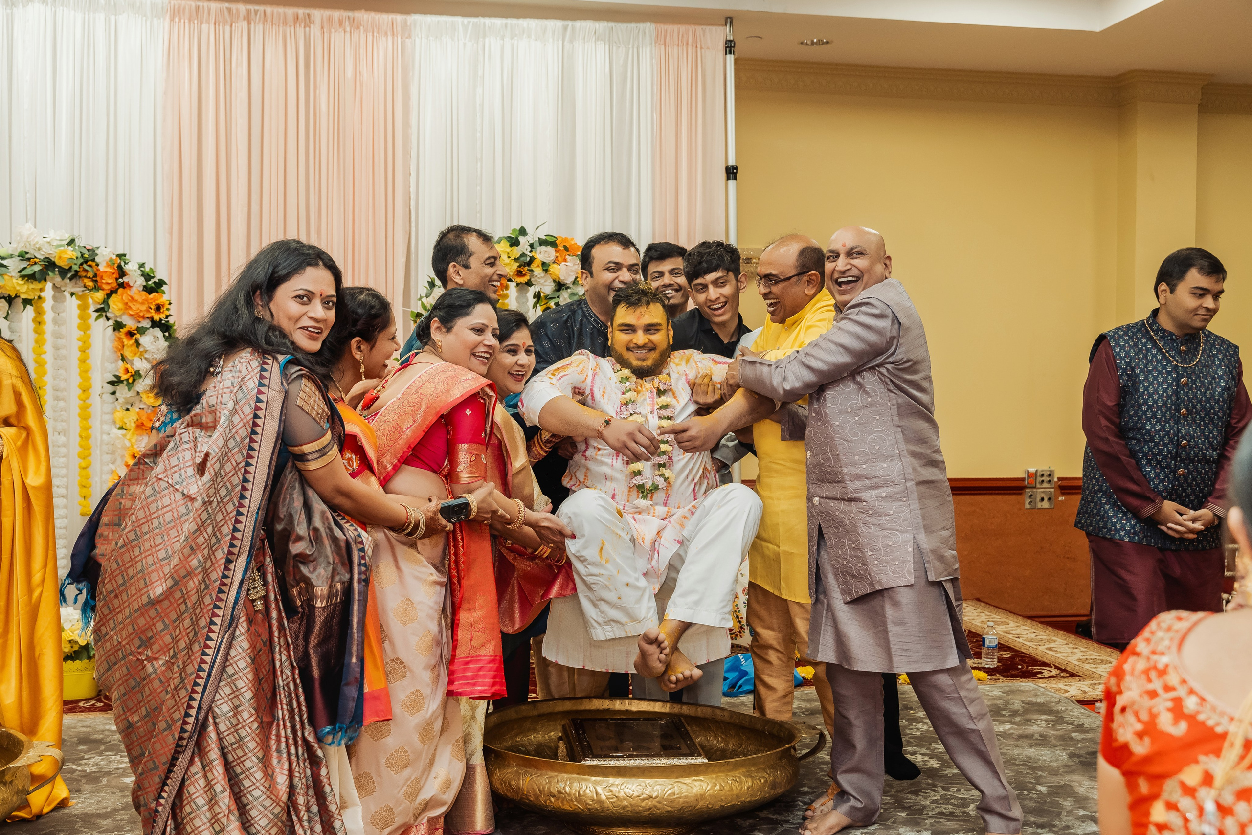 Darshil & Shailja. Wedding Photographer & Cinematographer studios