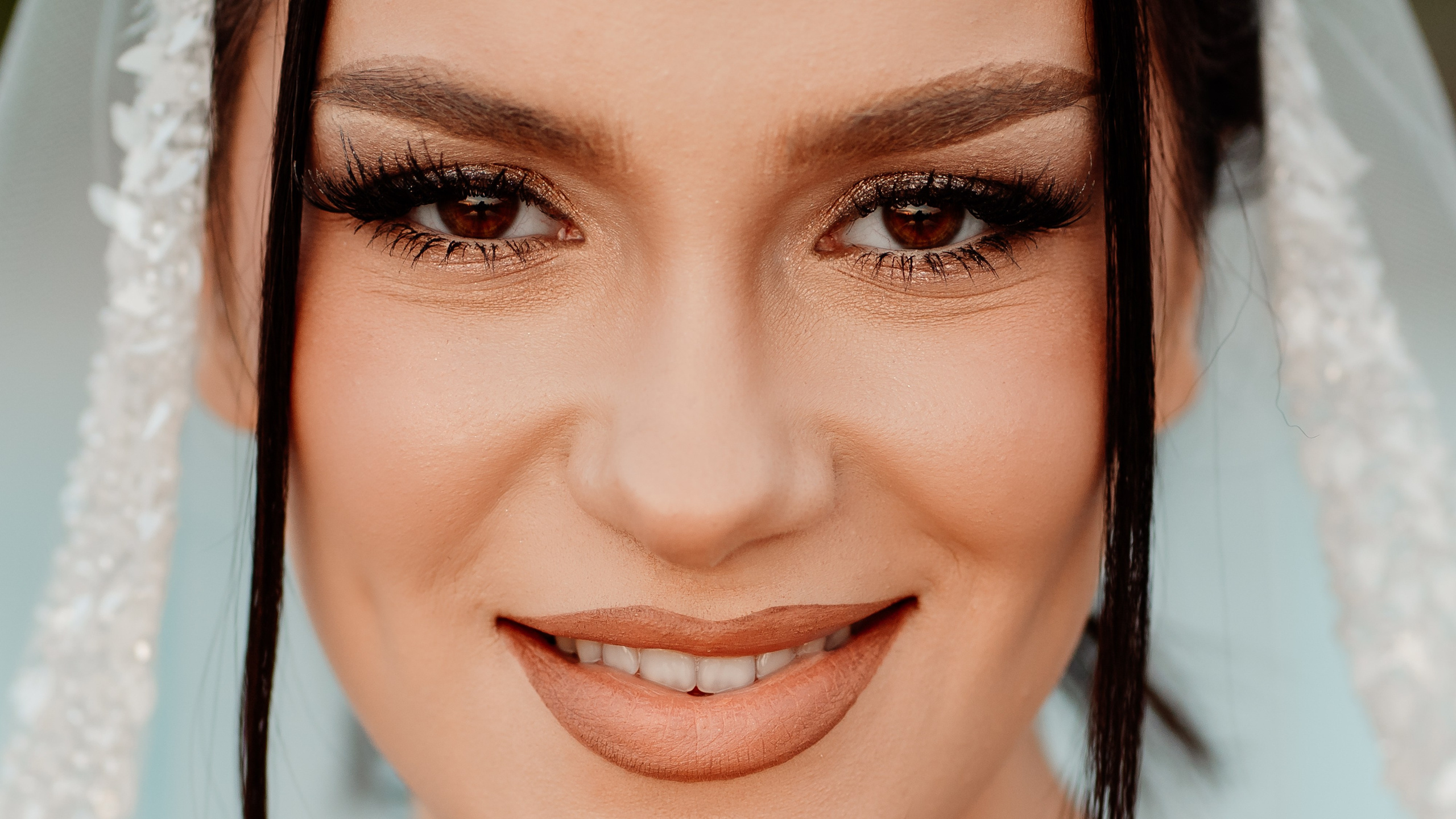 Moment emoționant între miri în ziua nunții, surprins într-un cadru natural și romantic, la Reina Events. Fotografie de nuntă profesională, editată artistic pentru a evidenția emoția și eleganța evenimentului.