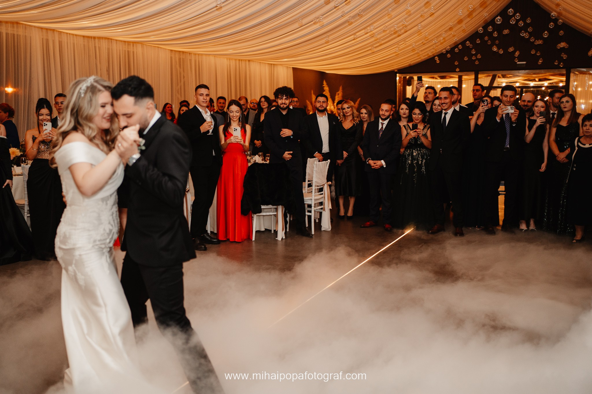 Moment emoționant între miri în ziua nunții, surprins într-un cadru natural și romantic, la Daimon Events. Fotografie de nuntă profesională, editată artistic pentru a evidenția emoția și eleganța evenimentului.