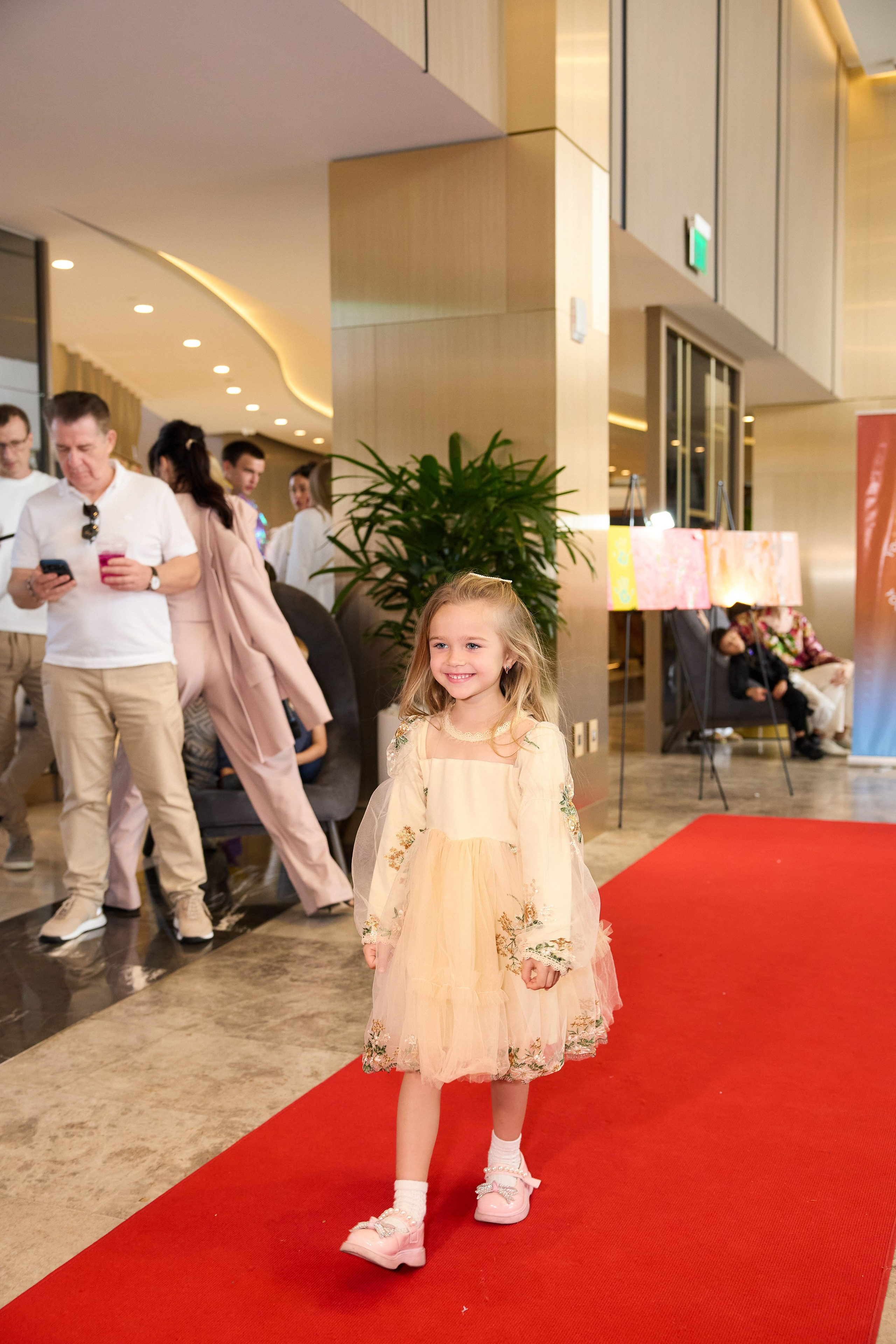 Авторская благотворительная художественная выставка Дианы Бортник. Фотограф Юлия Маковеева