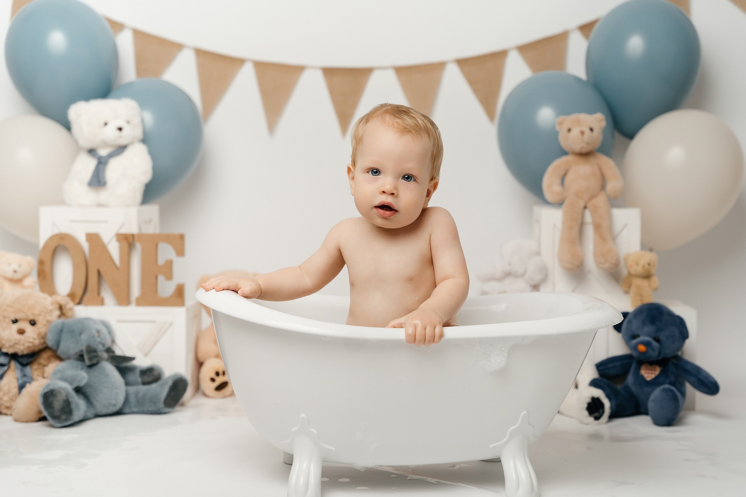 First birthday cake smash session. Newborn and family photographer. Hills District. Sydney