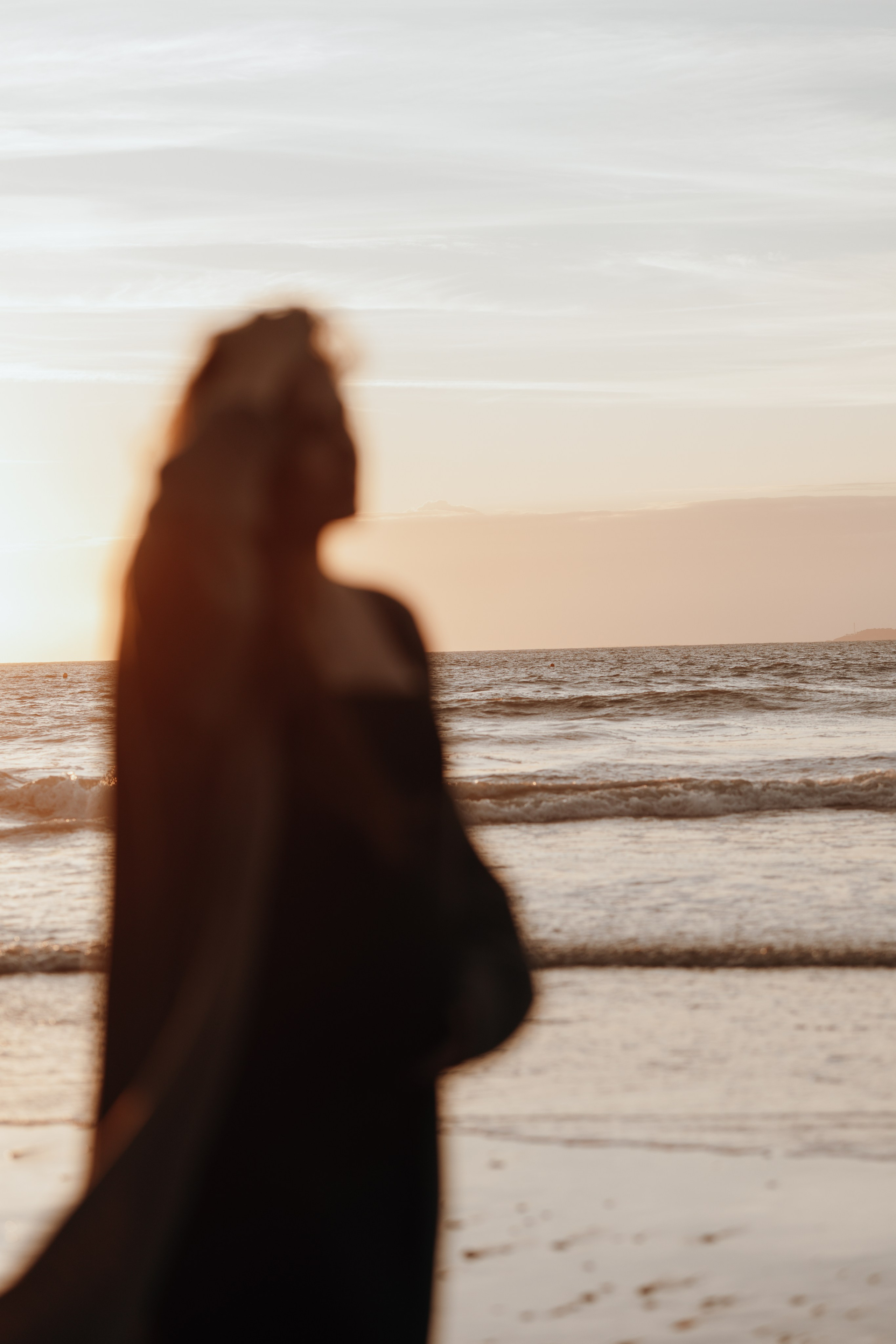 Sunset maternity photoshoot. Annah Louwagie — Lifestyle photographer for couples, families & brands | France & worldwide