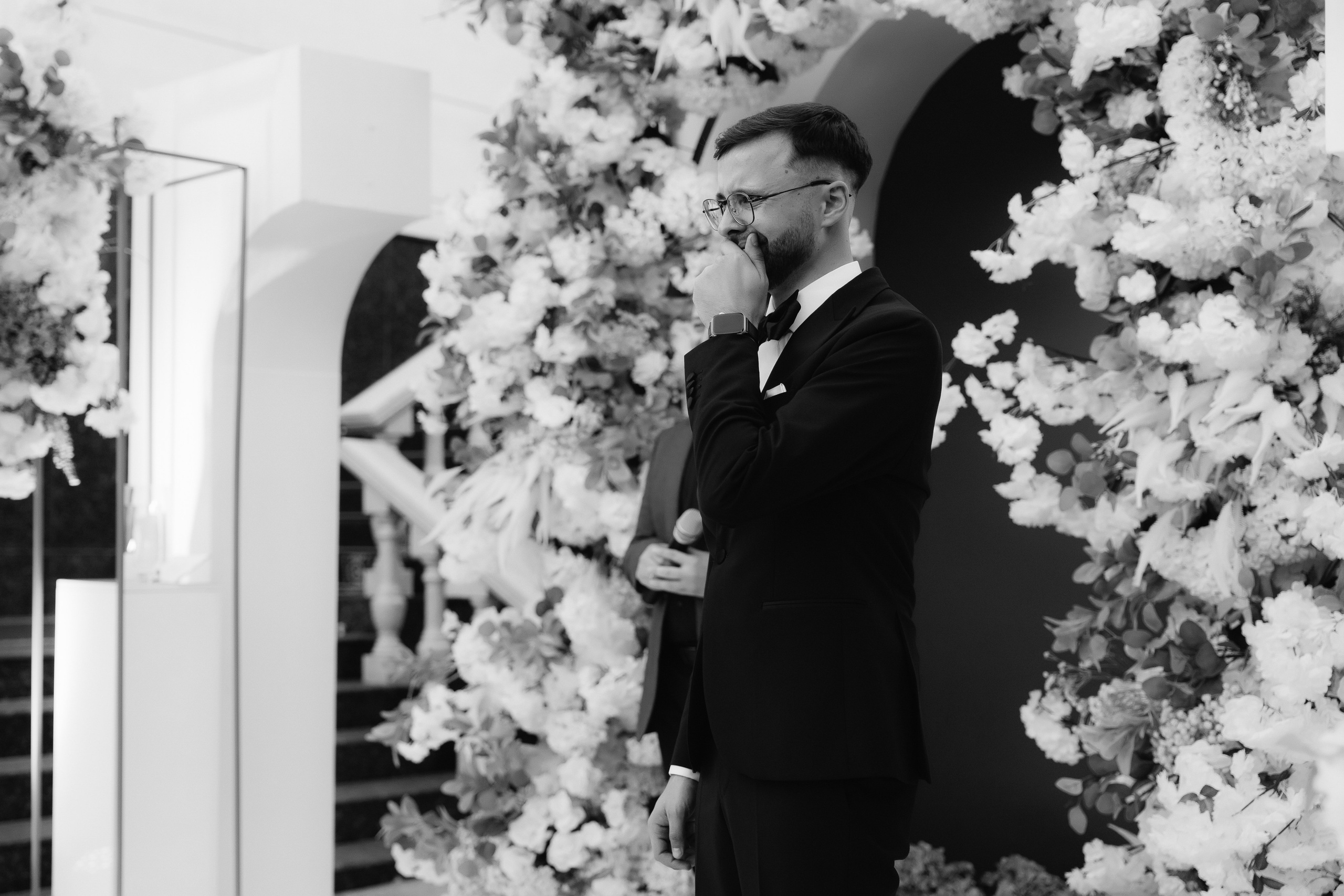 fotografie alb negru cu emoțiile mirelui