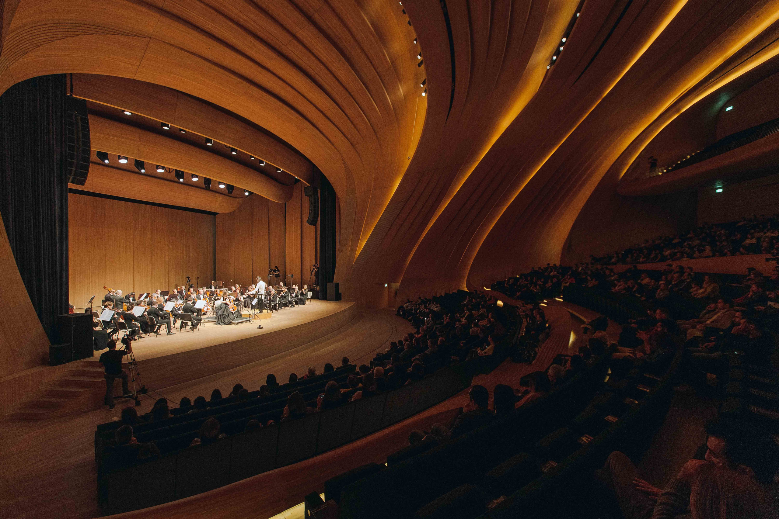 The Tchaikovsky Academic Grand Symphony Orchestra in Baku. Wedding&Event photographer Ismail Rzayev in Baku