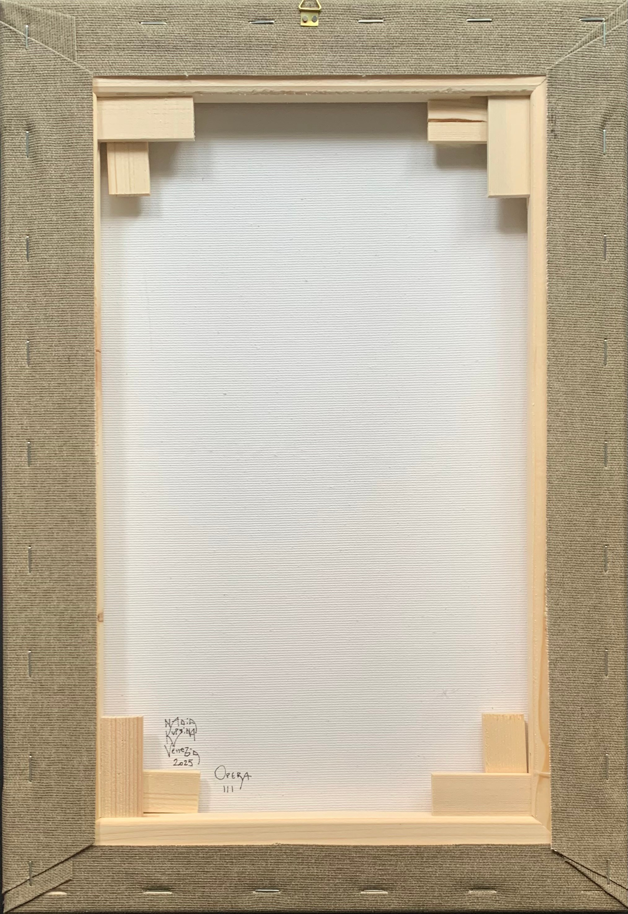 La serie Panem Quotidianum di Nadia Kuprina interviene su un archivio contabile storico (1918–1930), proveniente da un contesto vinicolo piemontese. I dati nominativi dei clienti e i loro acquisti — vino rosso, acciughe, beni essenziali — vengono attraversati da stampe manuali di stoviglie in linoleografia. Il numero di pagina determina il titolo dell’opera. Il lavoro indaga eredità, identità e dimensione sociale del pasto come spazio di relazione e condivisione.