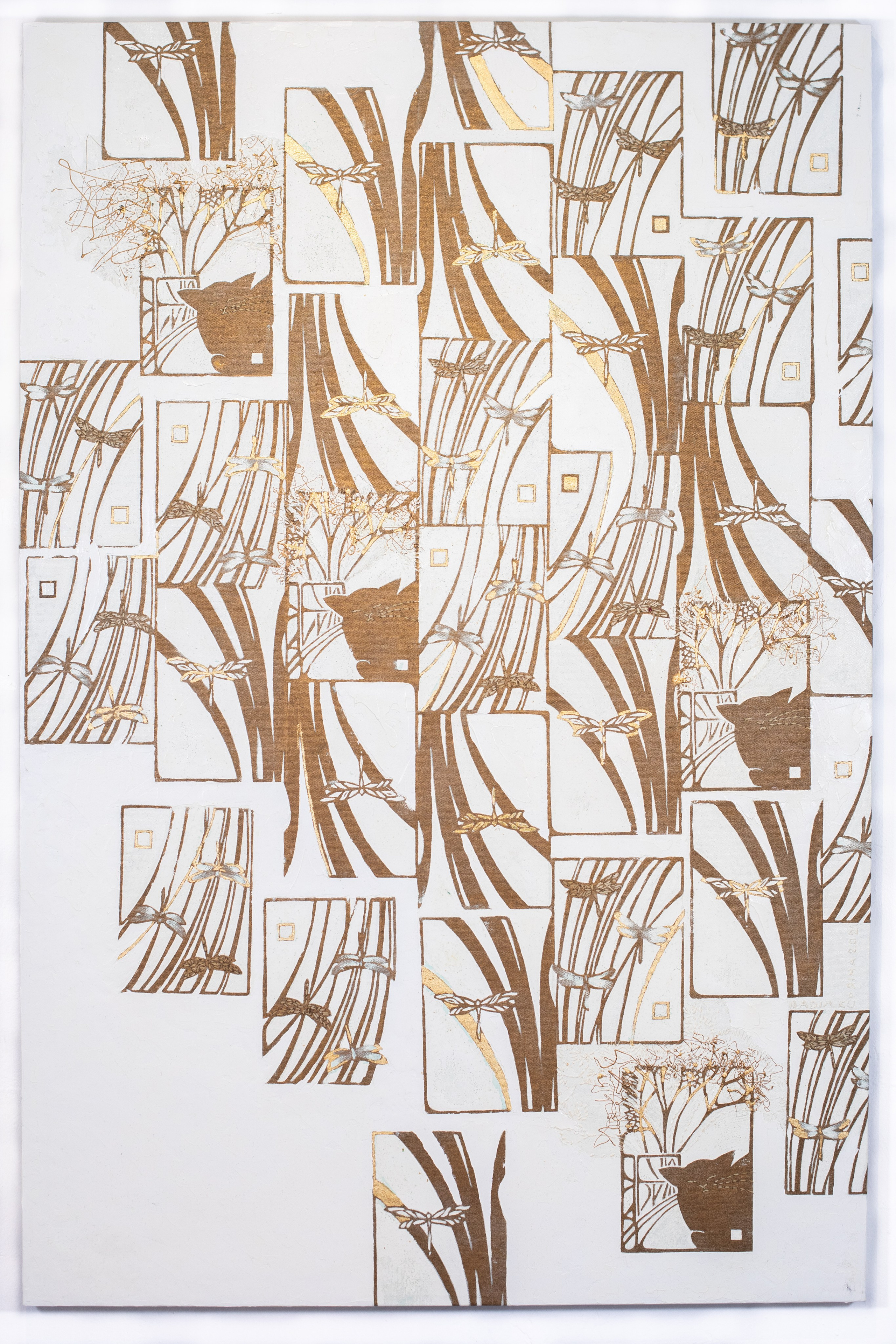 “Gatti e Libellule” (2021), opera decorativa di Nadia Kuprina, tecnica mista su tela con ricamo e linoleografia, superfici ritmiche e astratte, dialogo tra minimalismo, artigianalità e un raffinato senso del lusso.